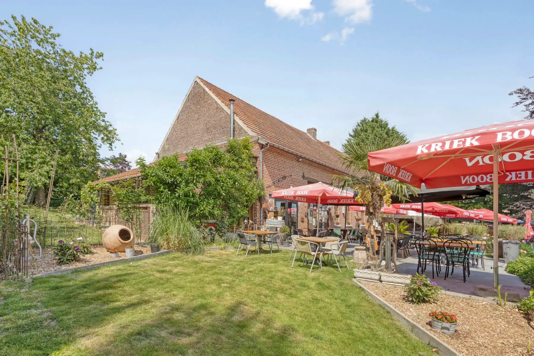Hoofdfoto van de publicatie: Karaktervolle woning met bouwgrond op perceel van 2.368 m² 