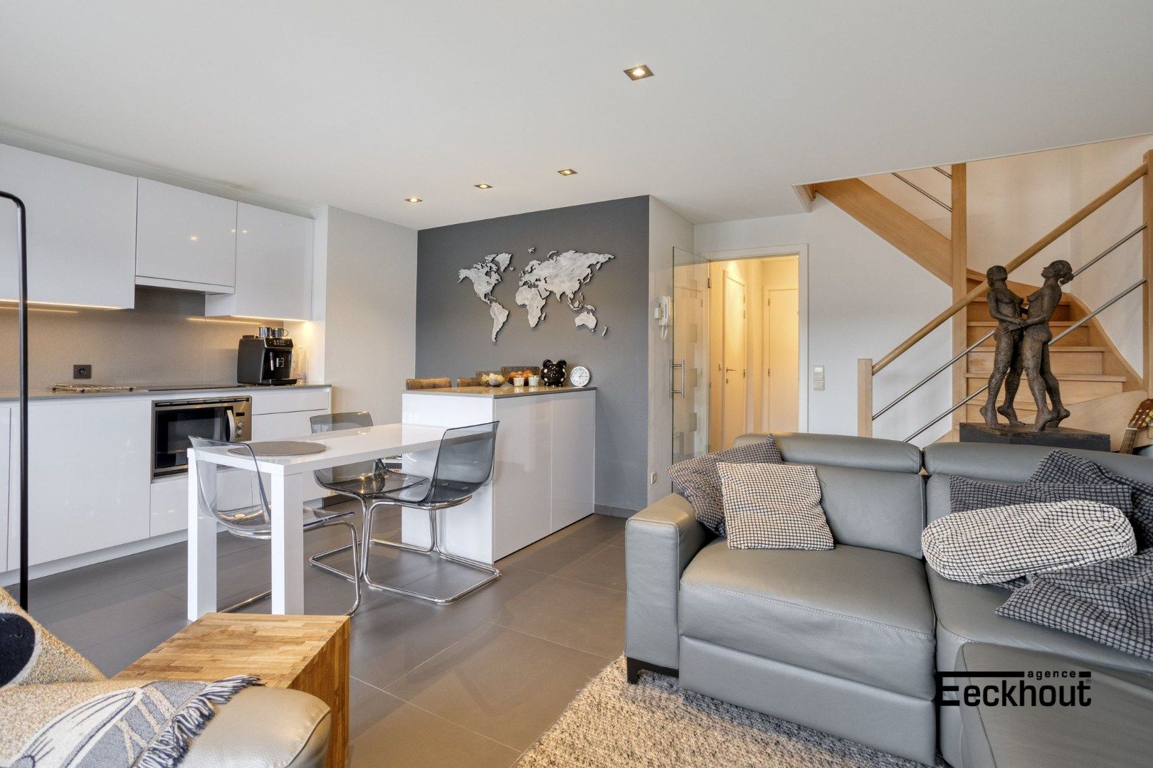 Modern en verzorgd duplexappartement vlakbij het strand te Bredene foto {{pictureIndex}}