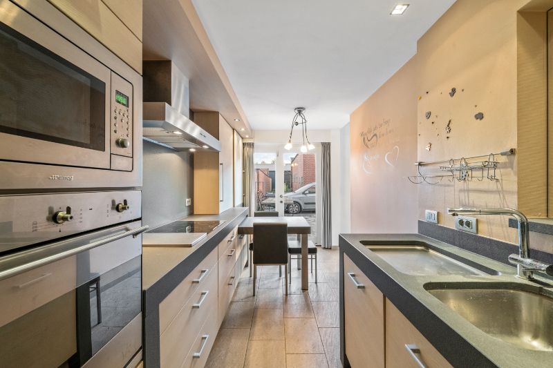 Zonnebeke. Half-open polyvalent ruim gebouw / handelshuis met apart magazijn van +/- 170m2 en  3-5 slaapkamers en apart kantoor / hobby / handelsruimte. Goede staat ! foto 6