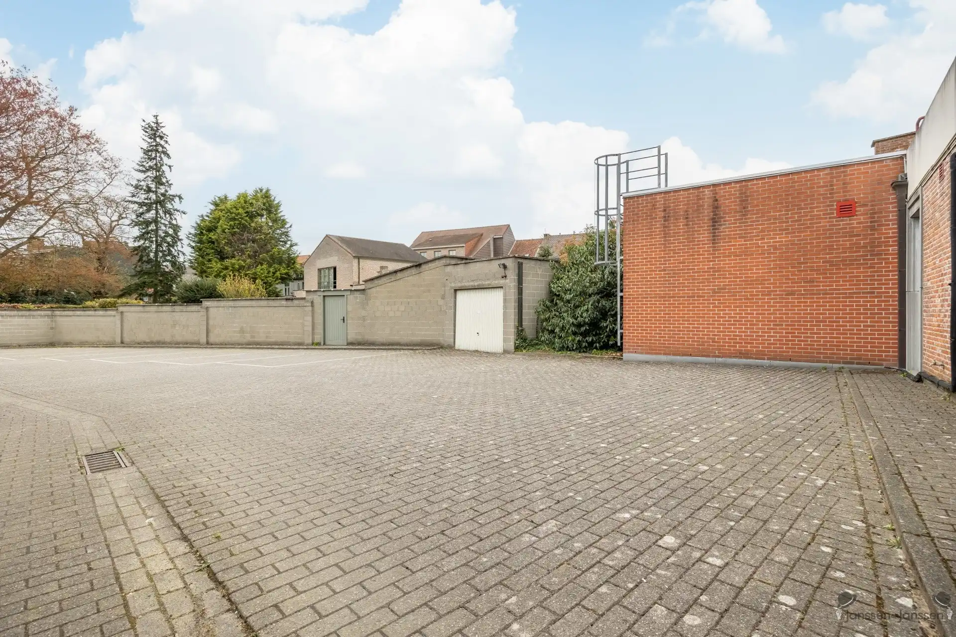 Commercieel gebouw met parkeergelegenheid! foto 4