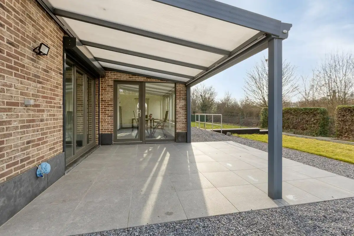 Instapklare villa met 3 slaapkamers, grote bureelkamer en garages foto 15