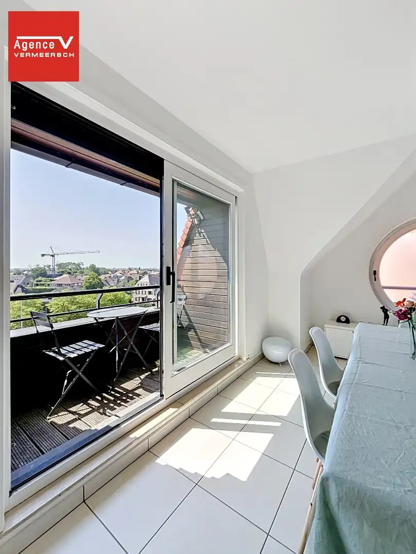 Stijlvol appartement met panoramisch verzicht op het hinterland.  foto 9