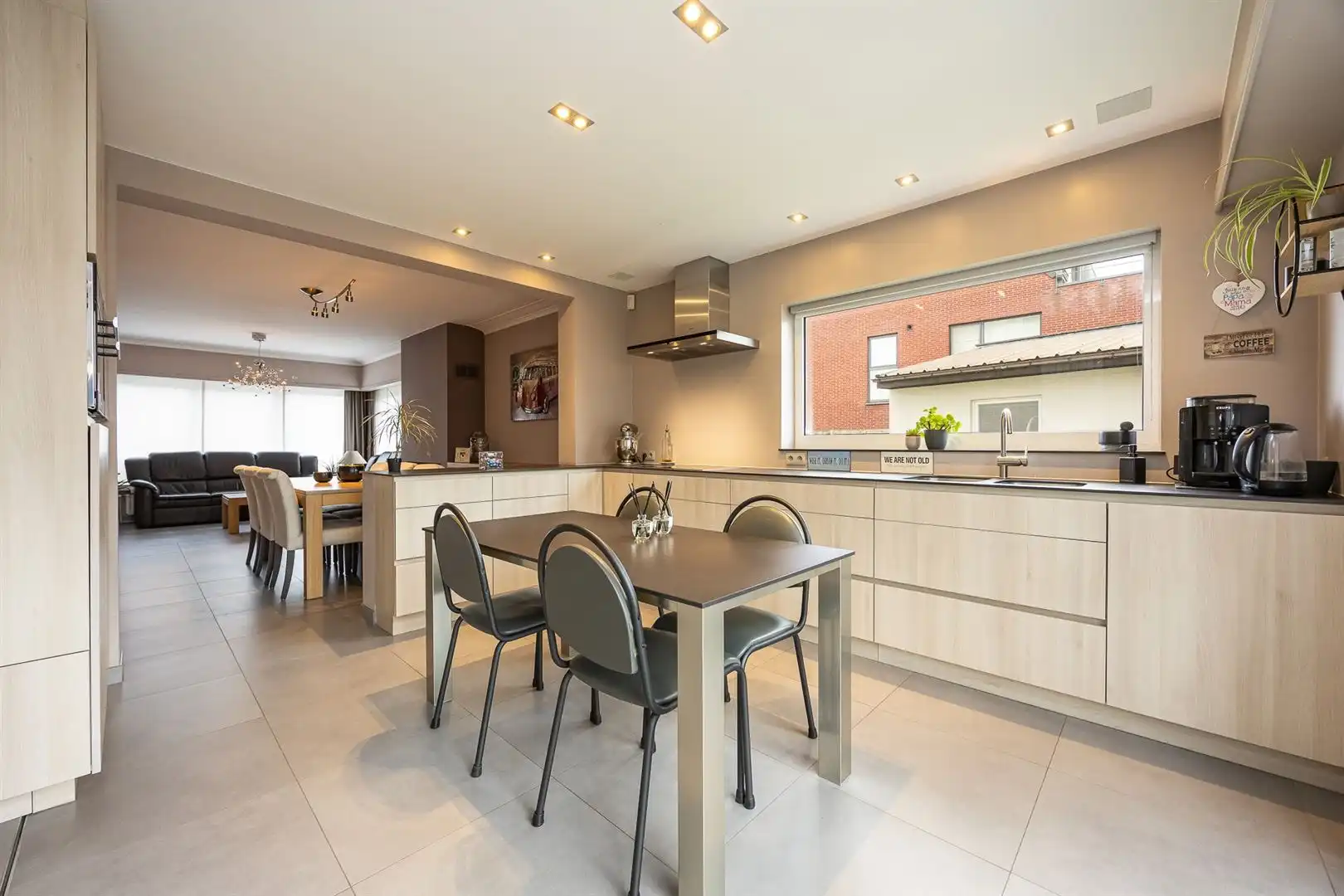 Woning met 5 slaapkamers en 2 badkamers op zuid perceel. foto 7