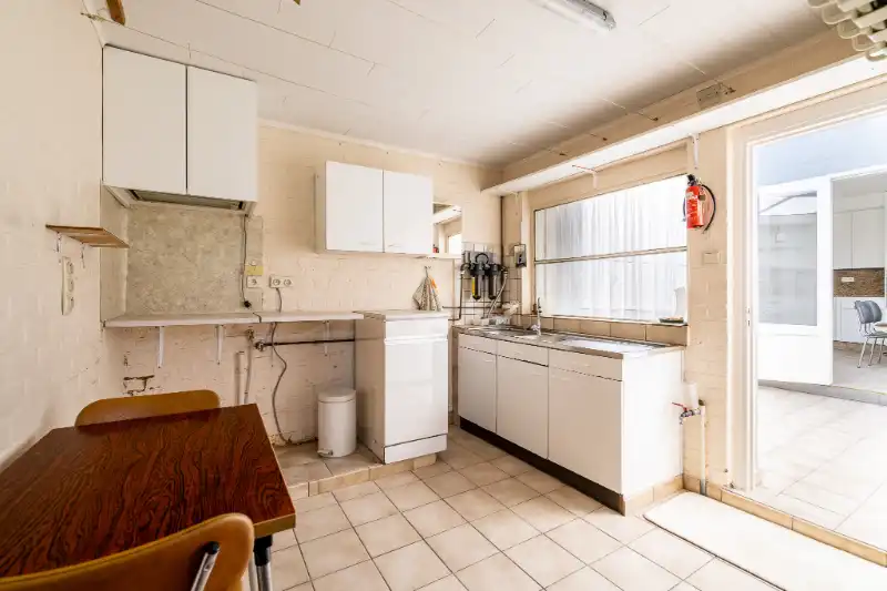 Ruime woning met tuin, 2 garages en 4 slaapkamers. foto 12