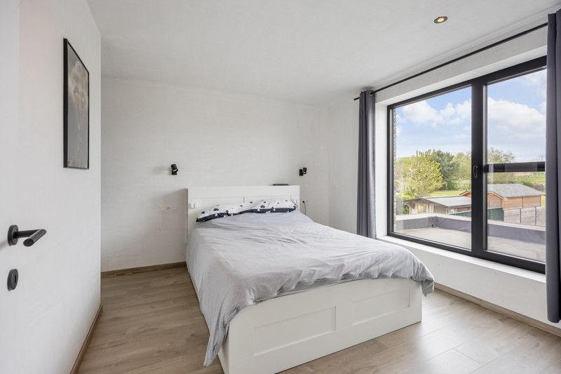 Recente, instapklare woning met garage en zwembad foto 19