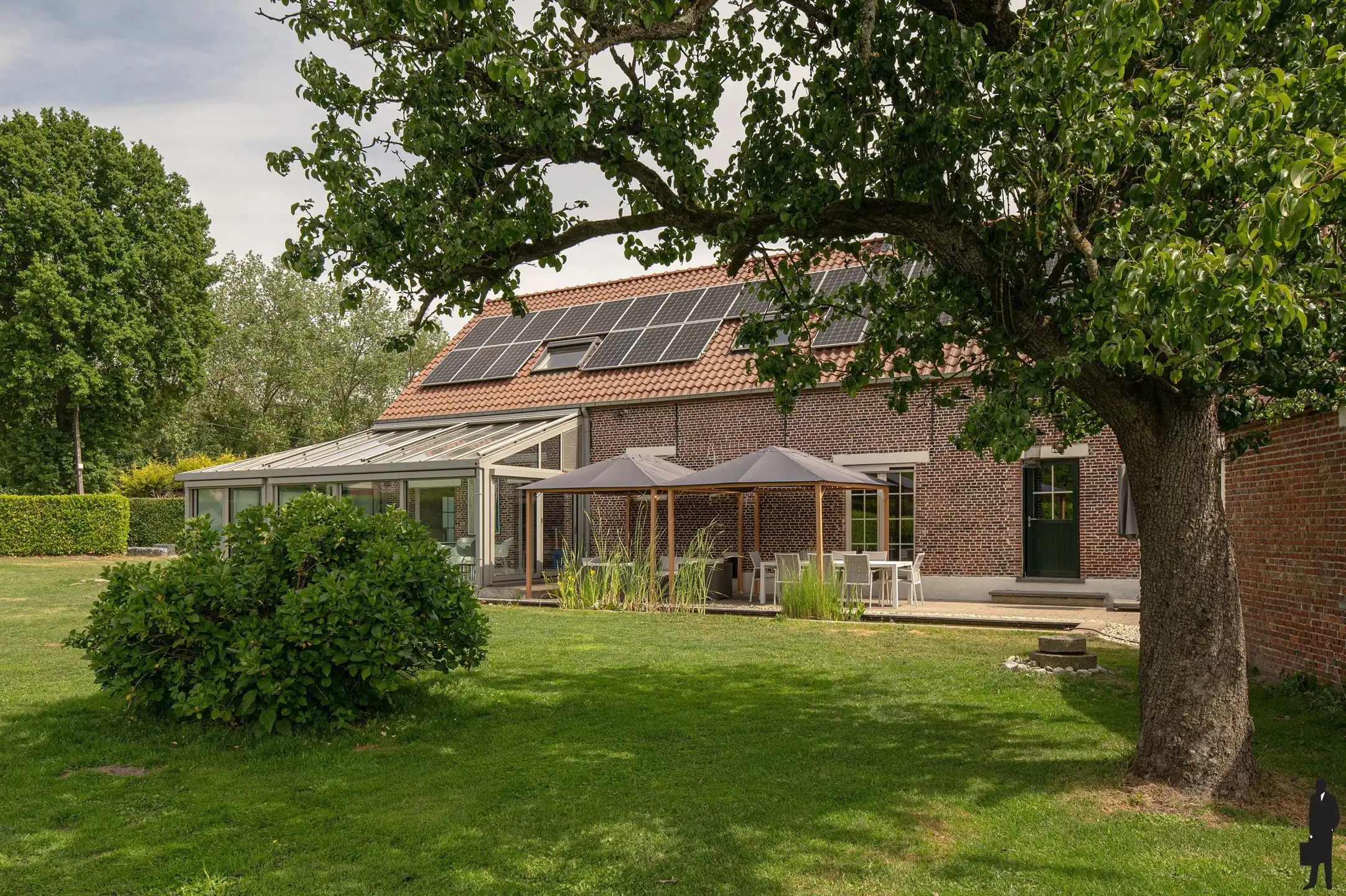 Authentieke en luxueus gerenoveerde langgevelhoeve op een domein van 6.920 m². foto 2
