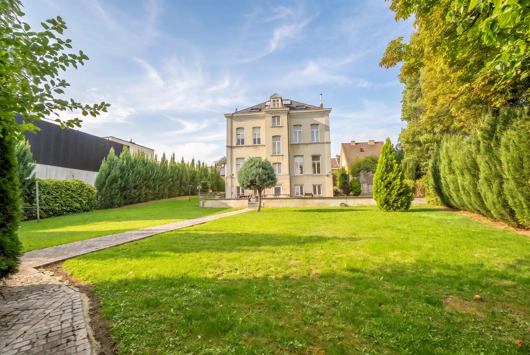 Ruim herenhuis van 571 m² met 8 slaapkamers en een tuin van bijna 20 are foto 3