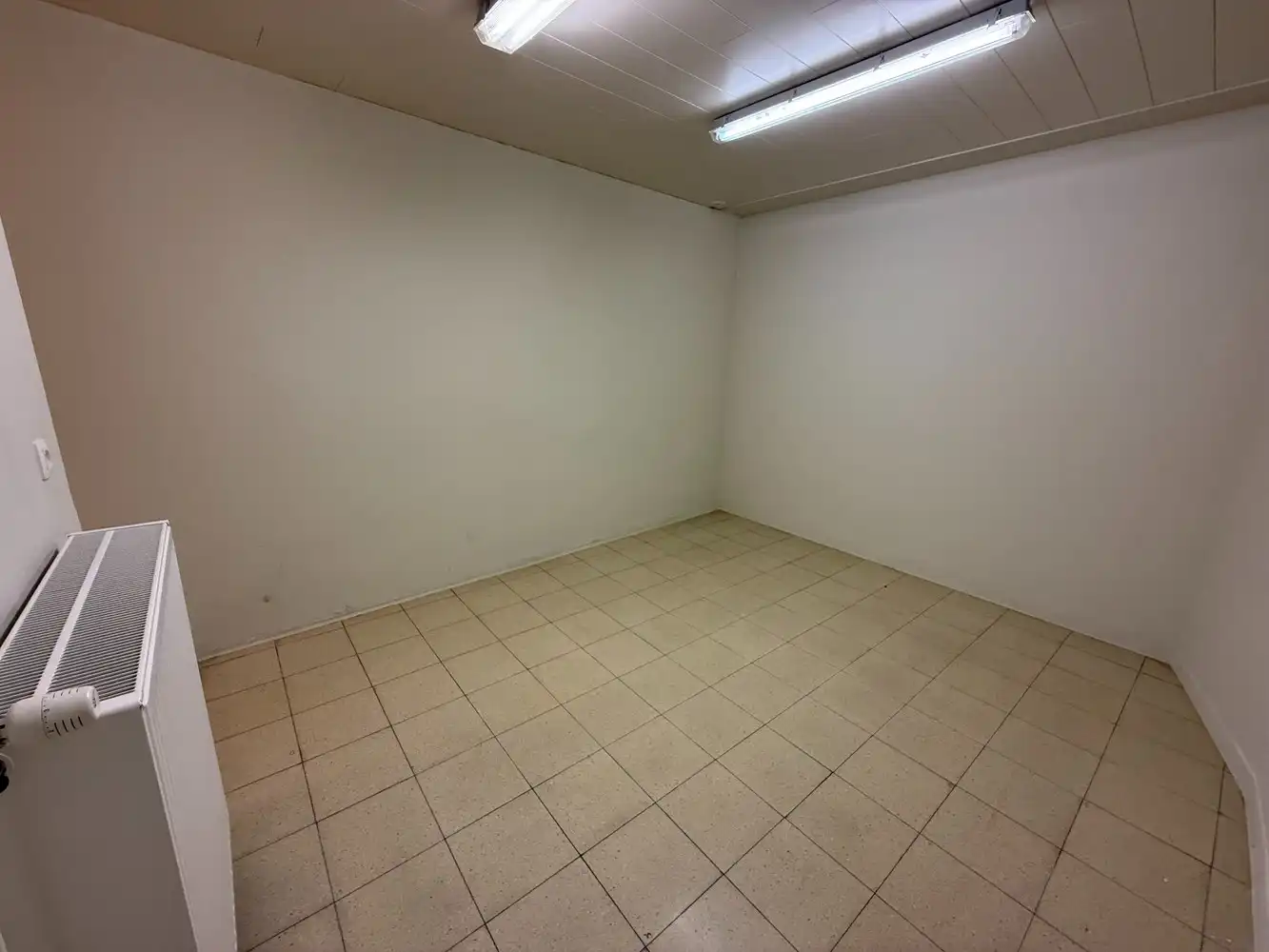 Kantoorruimte/ handelspand te huur – vlot bereikbaar en uitstekend zichtbaar! foto 8