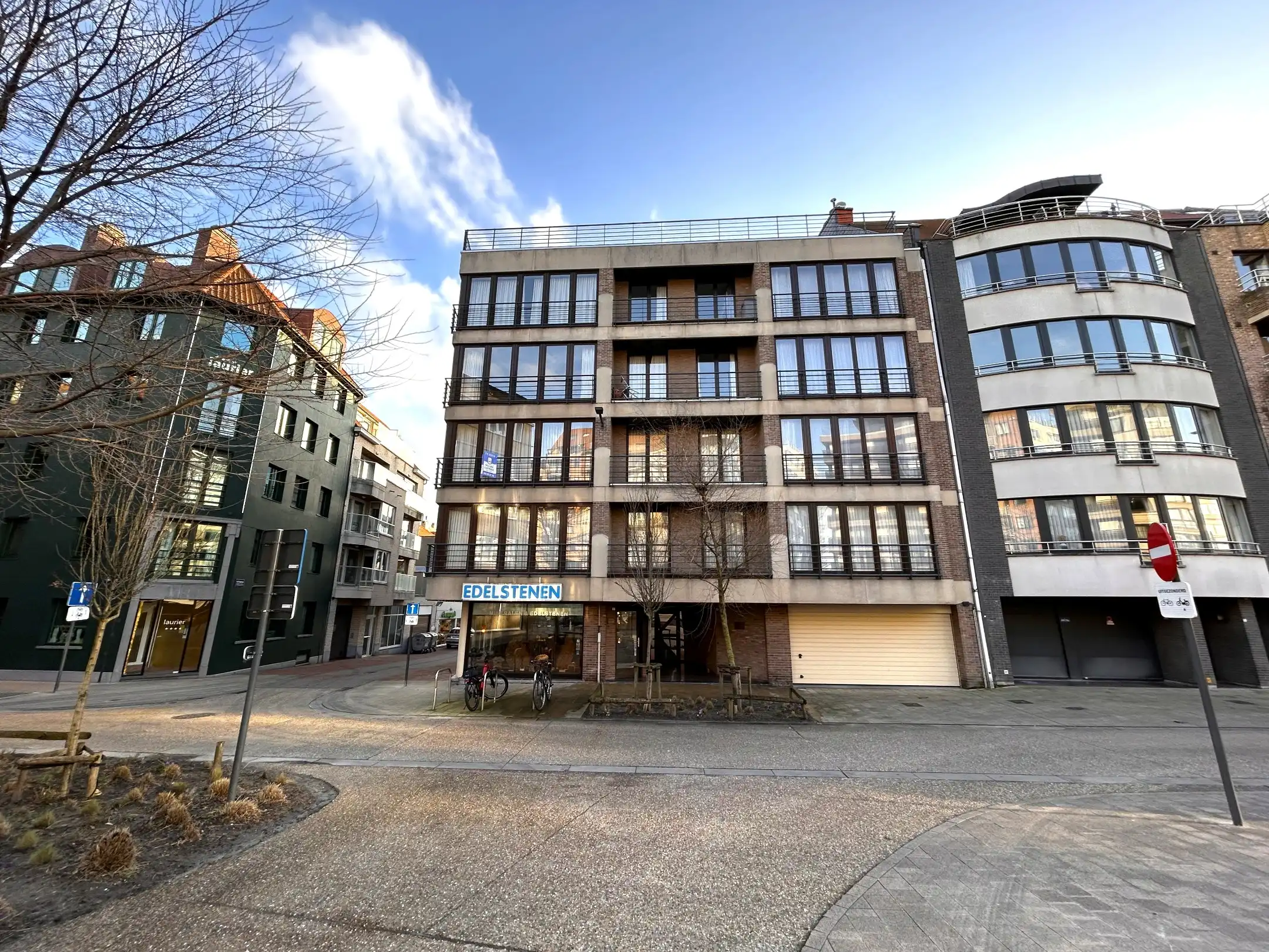 Bemeubeld hoekappartement met 2 slaapkamers  foto {{pictureIndex}}