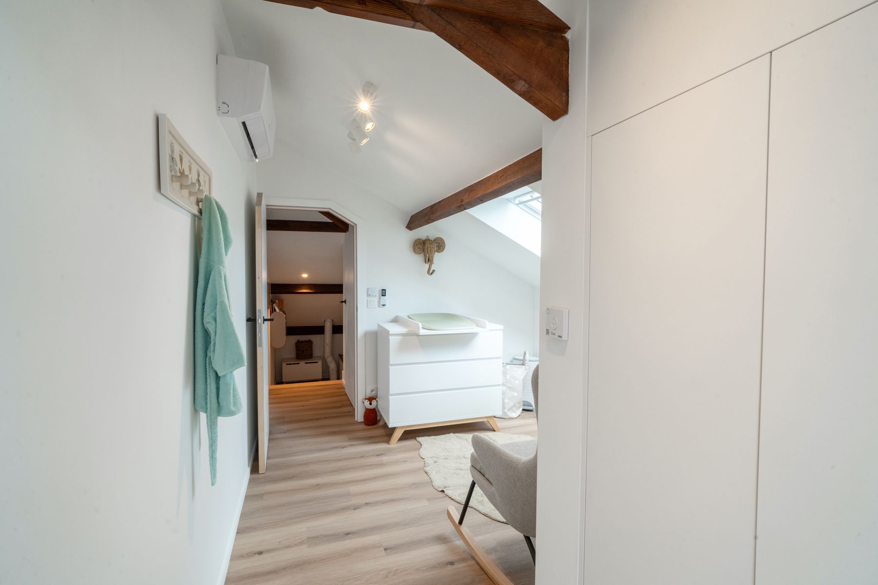 Instapklare en gerenoveerde villa met 3/4 slps en bureau foto 24
