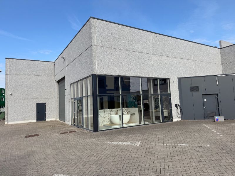 Showroom met kantoor en opslag te koop foto {{pictureIndex}}