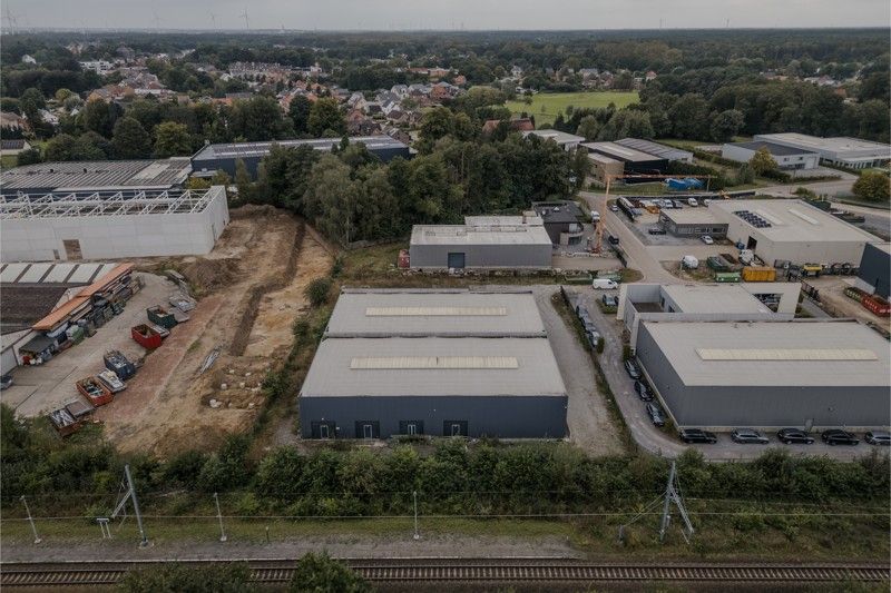 Veelzijdig industriehal van 1.280 m² op een perceel van 33a71ca. foto 1