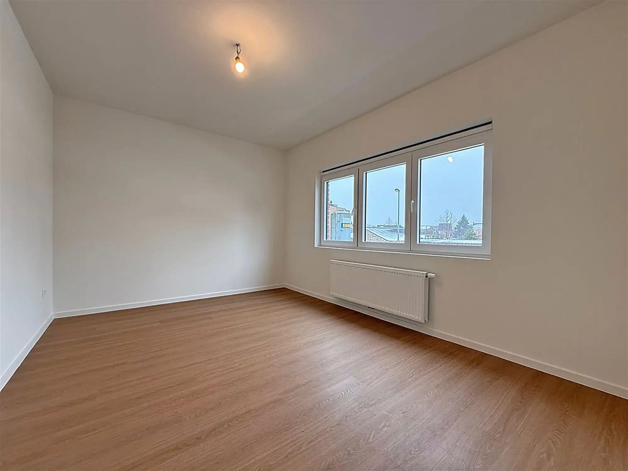 INSTAPKLARE gerenoveerde WONING met 3 slpks, badk., garage & tuintje/terras. foto 12