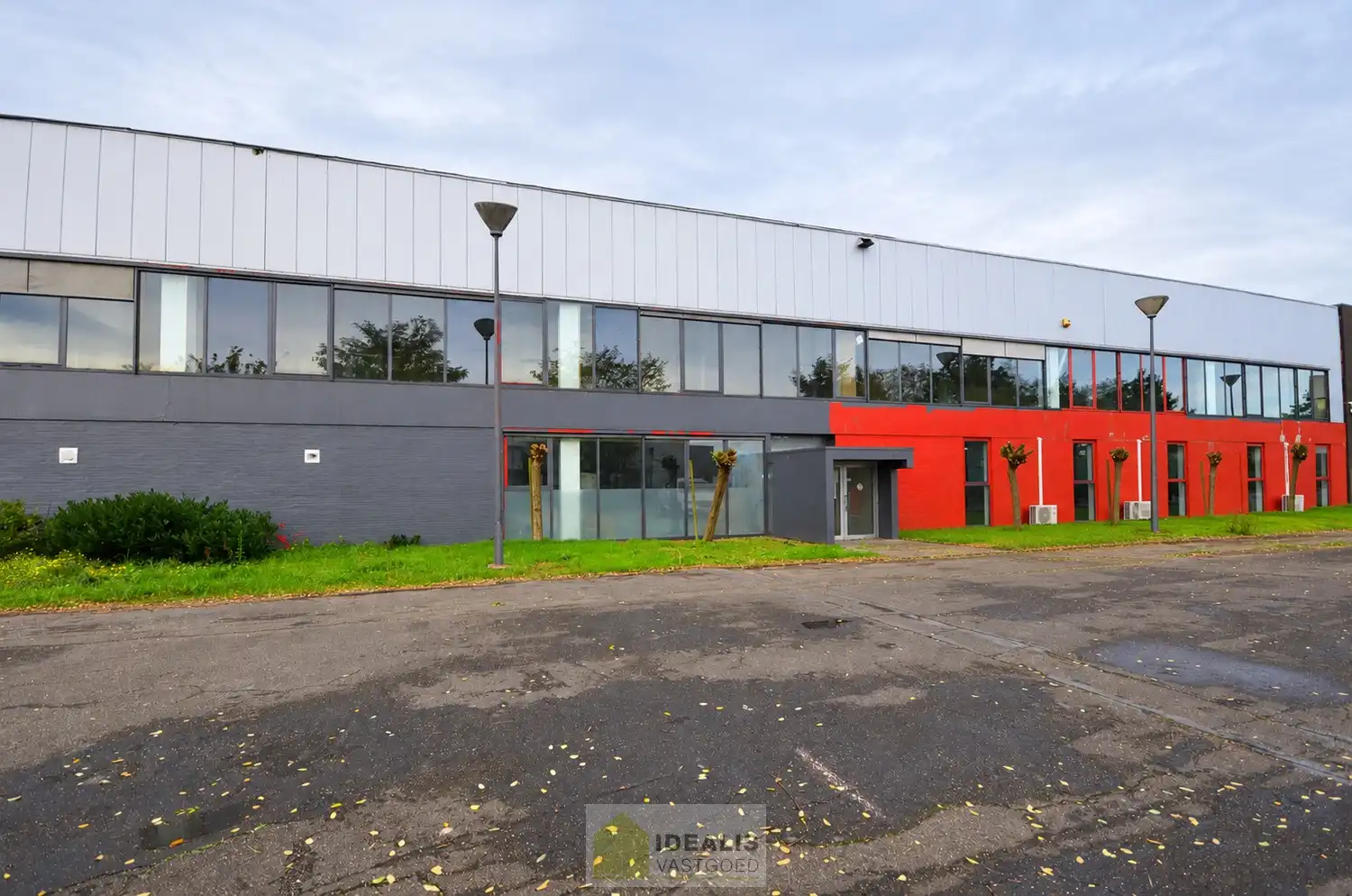 IDEALIS VASTGOED - UITZONDERLIJK RUIME NOG AF TE WERKEN KANTOORRUIMTE VAN MAAR LIEFST 408 M² OP STRATEGISCHE LOCATIE IN INDUSTRIEZONE LANKLAAR MET ZEER RUIME PARKEERGELEGENHEID! – Deze kantoorruimte omvat de volledige eerste verdieping van een bedrijfsgebouw en wordt aangeboden in casco staat, waarbij de toekomstige huurder de mogelijkheid heeft om de ruimtes volledig naar eigen wens en behoeften af te werken en in te delen. Verfraaiingswerken aan de gevel en het plaatsen van nieuwe glaspartijen zijn nog door en voor rekening van de verhuurder. Het pand geniet bovendien een uitstekende bereikbaarheid dankzij de nabijheid van de N75 en de autosnelweg E314, alsook van zeer ruime parkeergelegenheid! foto 5