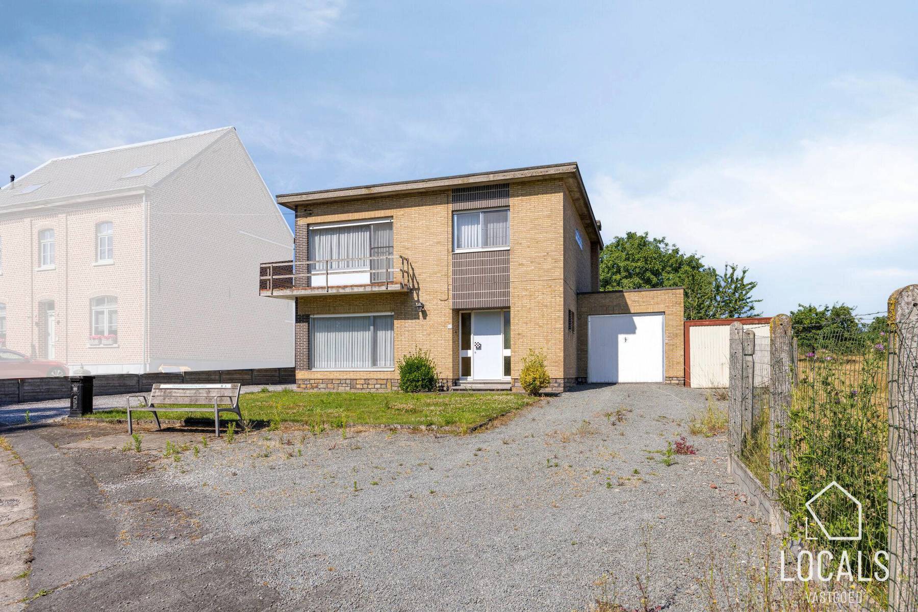 Hoofdfoto van de publicatie: Open bebouwing met 3 slpks, garage, opslagruimte & tuin