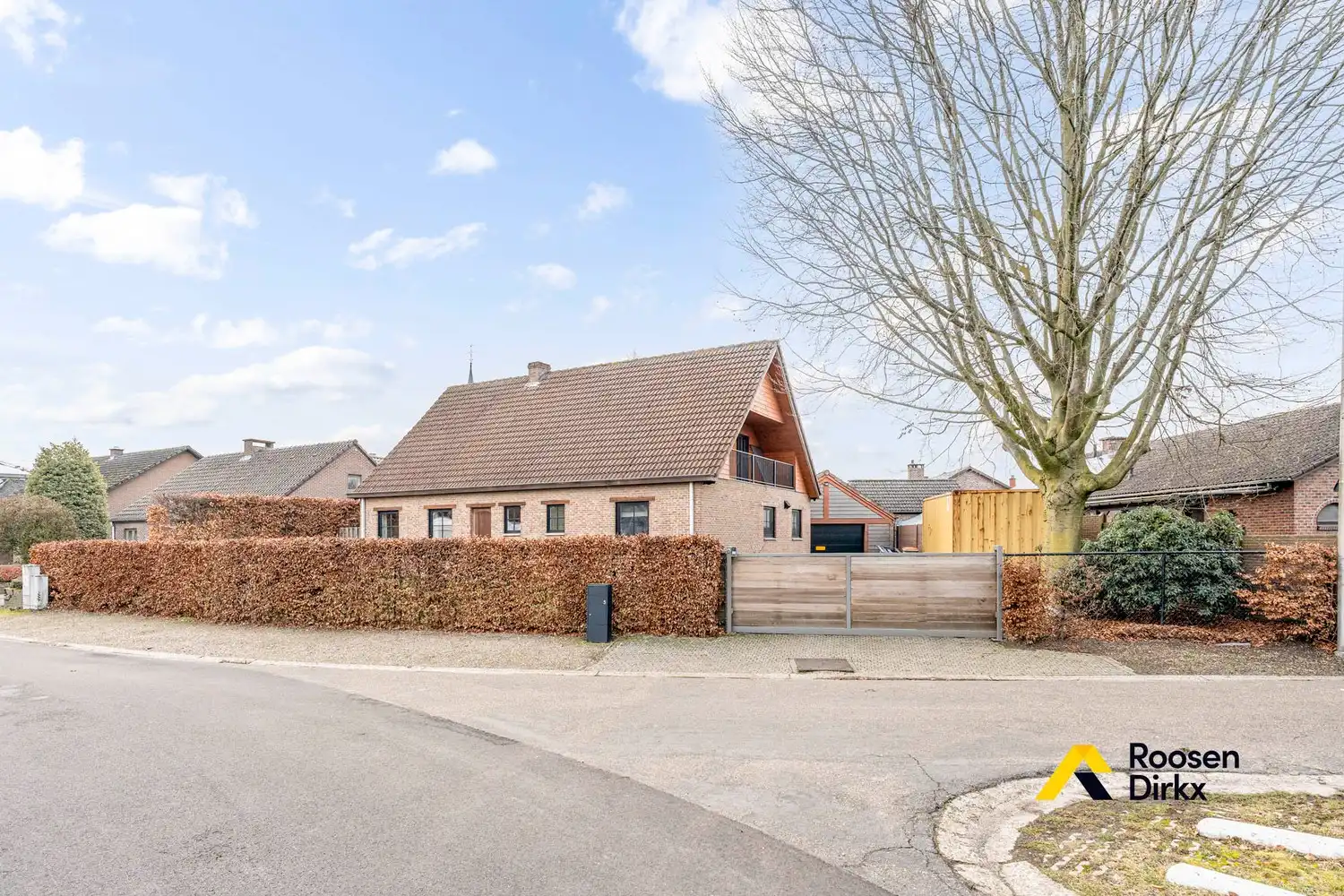 Solide woning met  4 slaapkamers en ruime garage op perceel van 734m² foto {{pictureIndex}}
