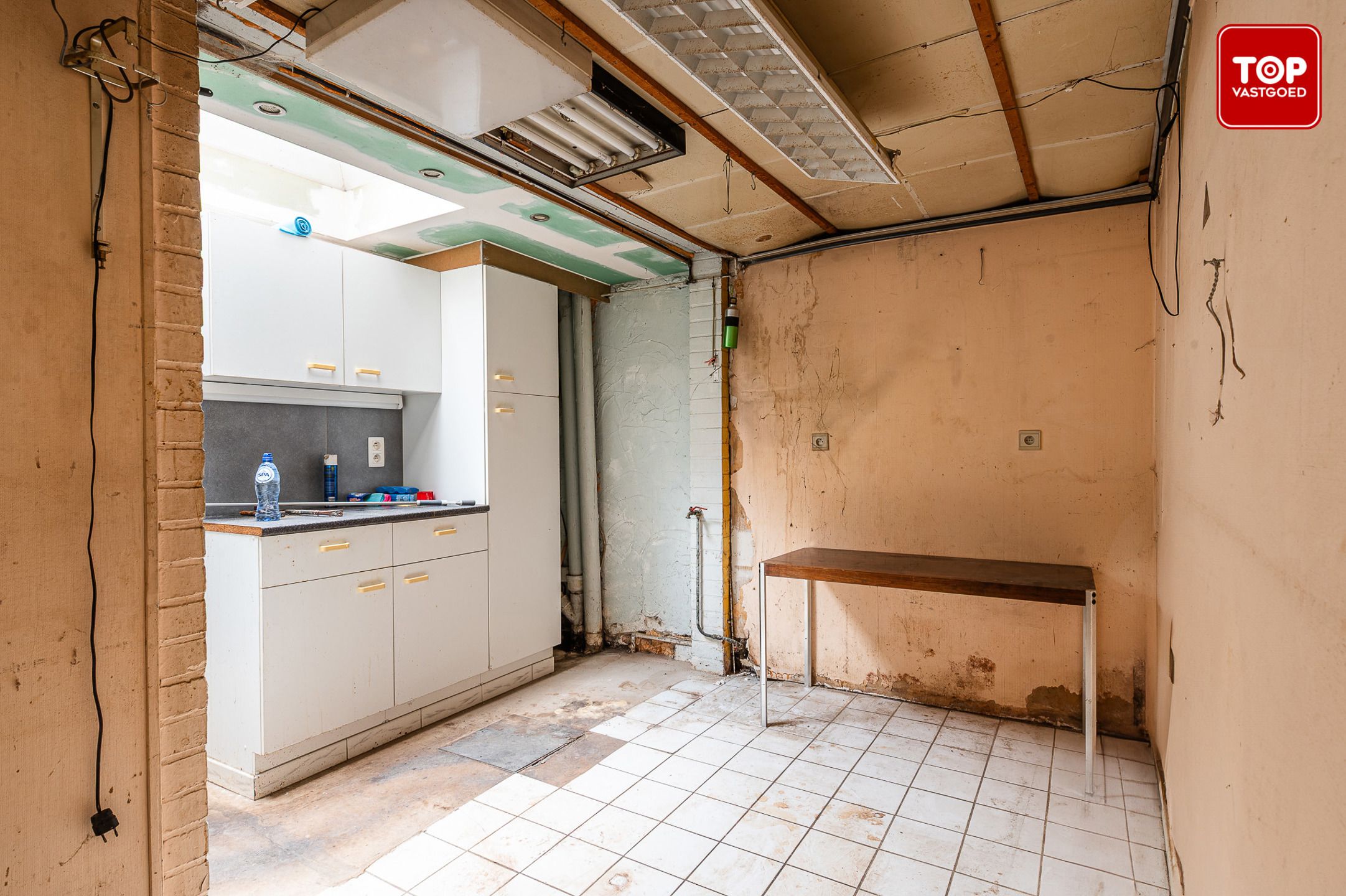 Totaal te renoveren woning op gunstige locatie. foto 6