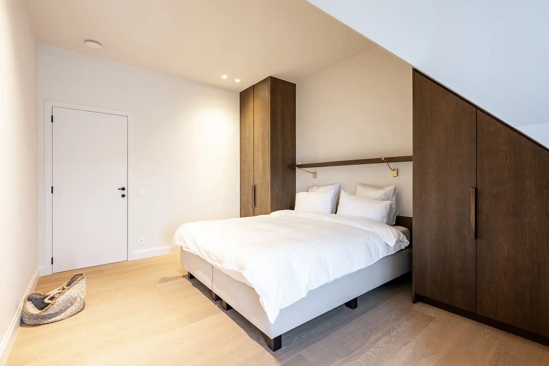 Centrale nieuwbouwwoning met lift en privéparking foto 26