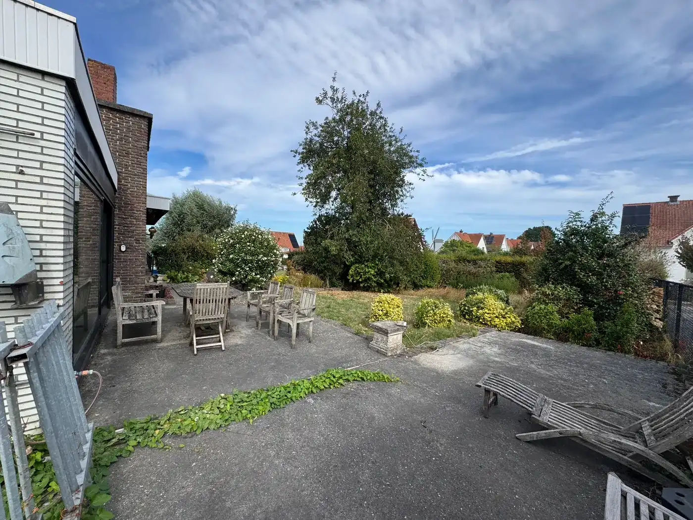 Ruime bungalow uit 1960 met panoramisch uitzicht en groene tuin in Zwevegem foto 8