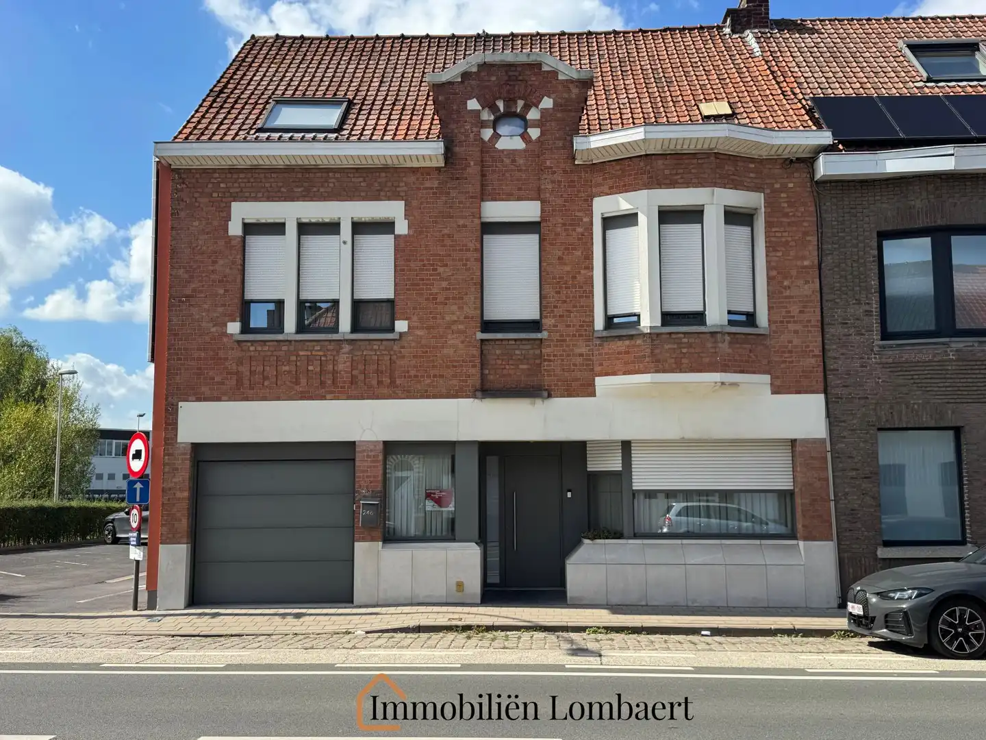 Charmante halfopen bebouwing te koop aan de Meensesteenweg in Roeselare - een kans om te personaliseren naar uw droomhuis! foto {{pictureIndex}}