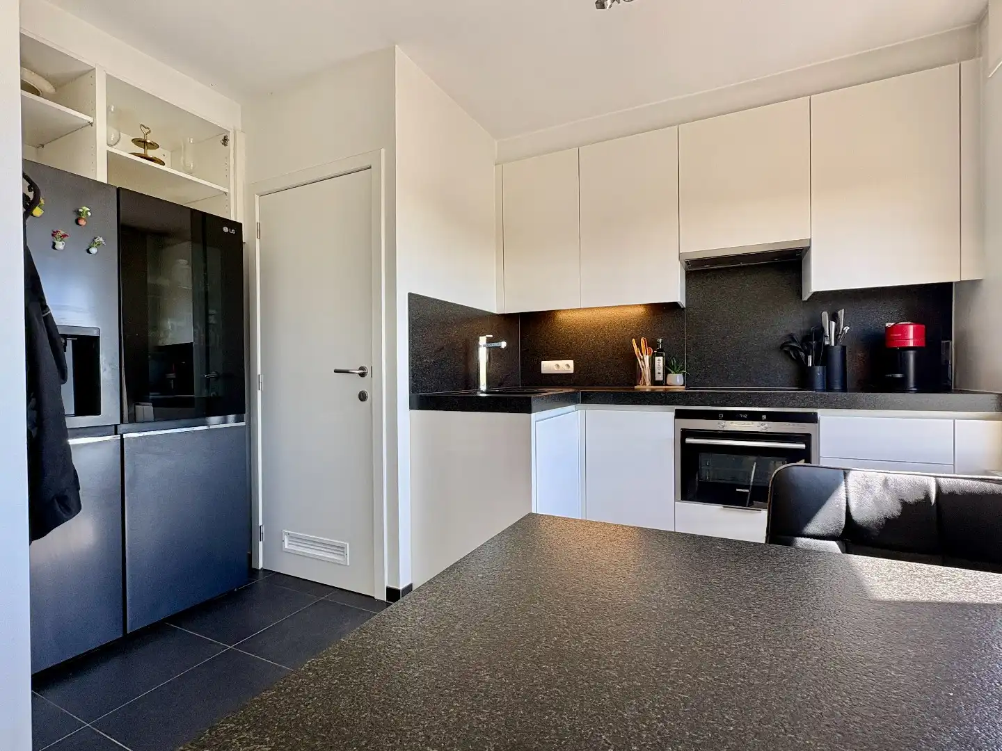 Hedendaags appartement 95m² met garagebox en terras. foto 6