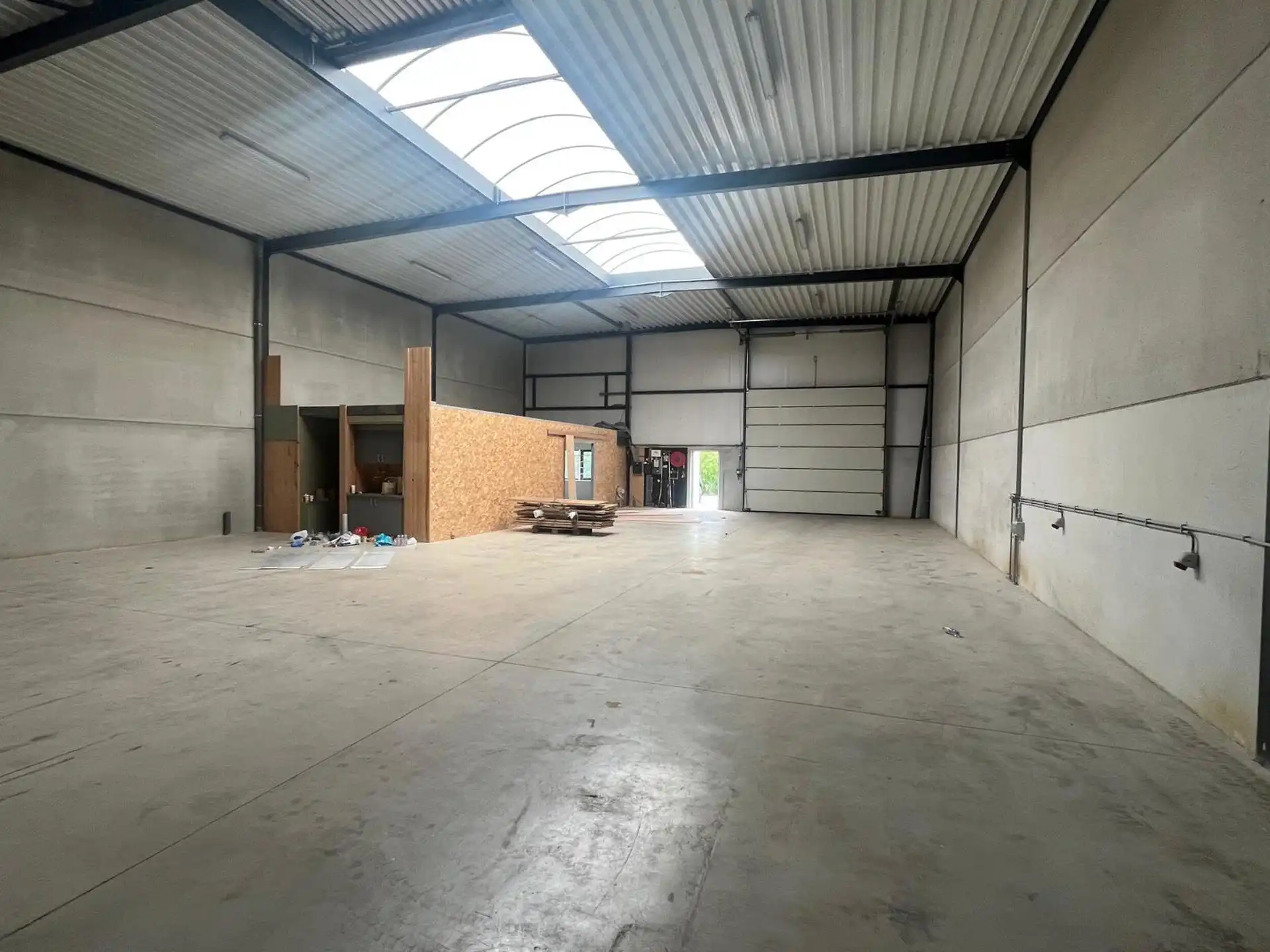 Magazijn 342m² met kantoor 54m² te Ranst foto 3