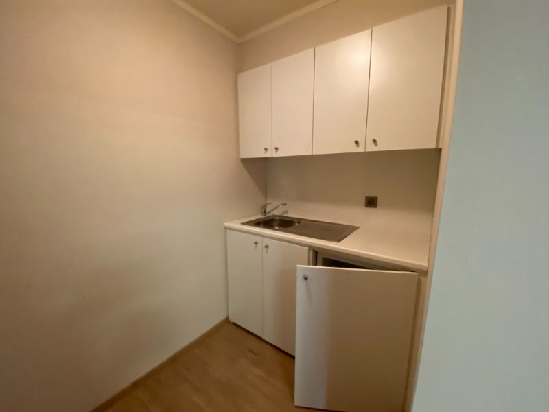 Instapklaar magazijn met kantoor en 5 autostaanplaatsen Winkelom. foto 11