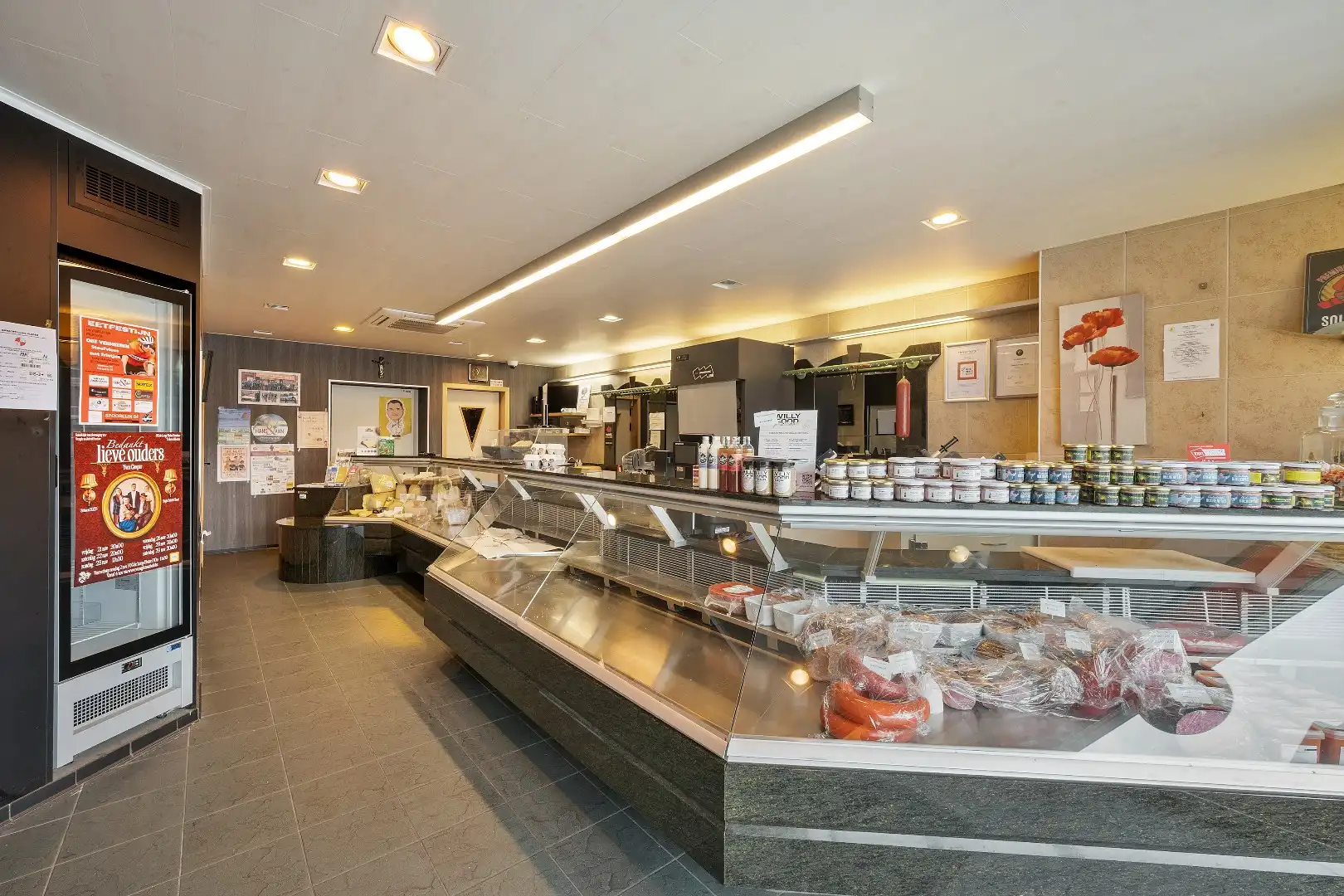 COMMERCIËLE HANDELSWOONST MET 3 SLPKS, GROTE GARAGE EN GUNSTIG EPC foto 7