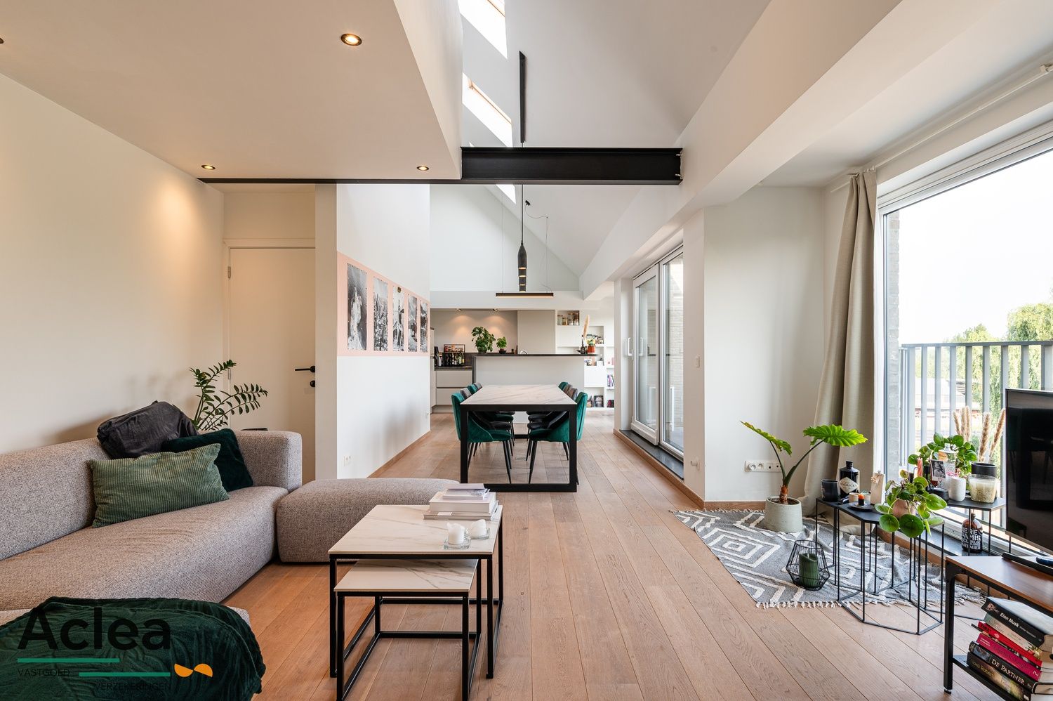 Lichtrijk, ruim duplex-appartement foto {{pictureIndex}}