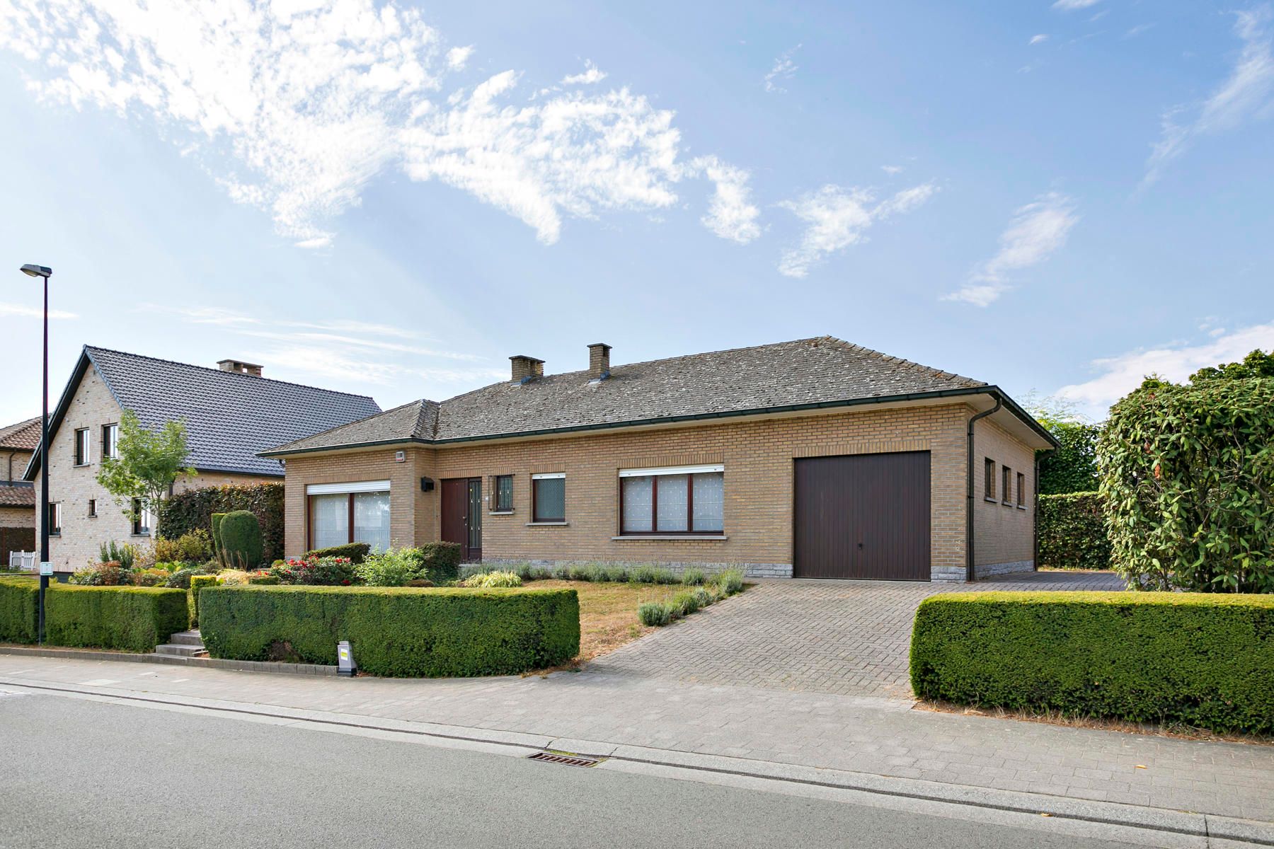 Hoofdfoto van de publicatie: Bungalow met 2 garages, tuin en 3 slaapkamers!