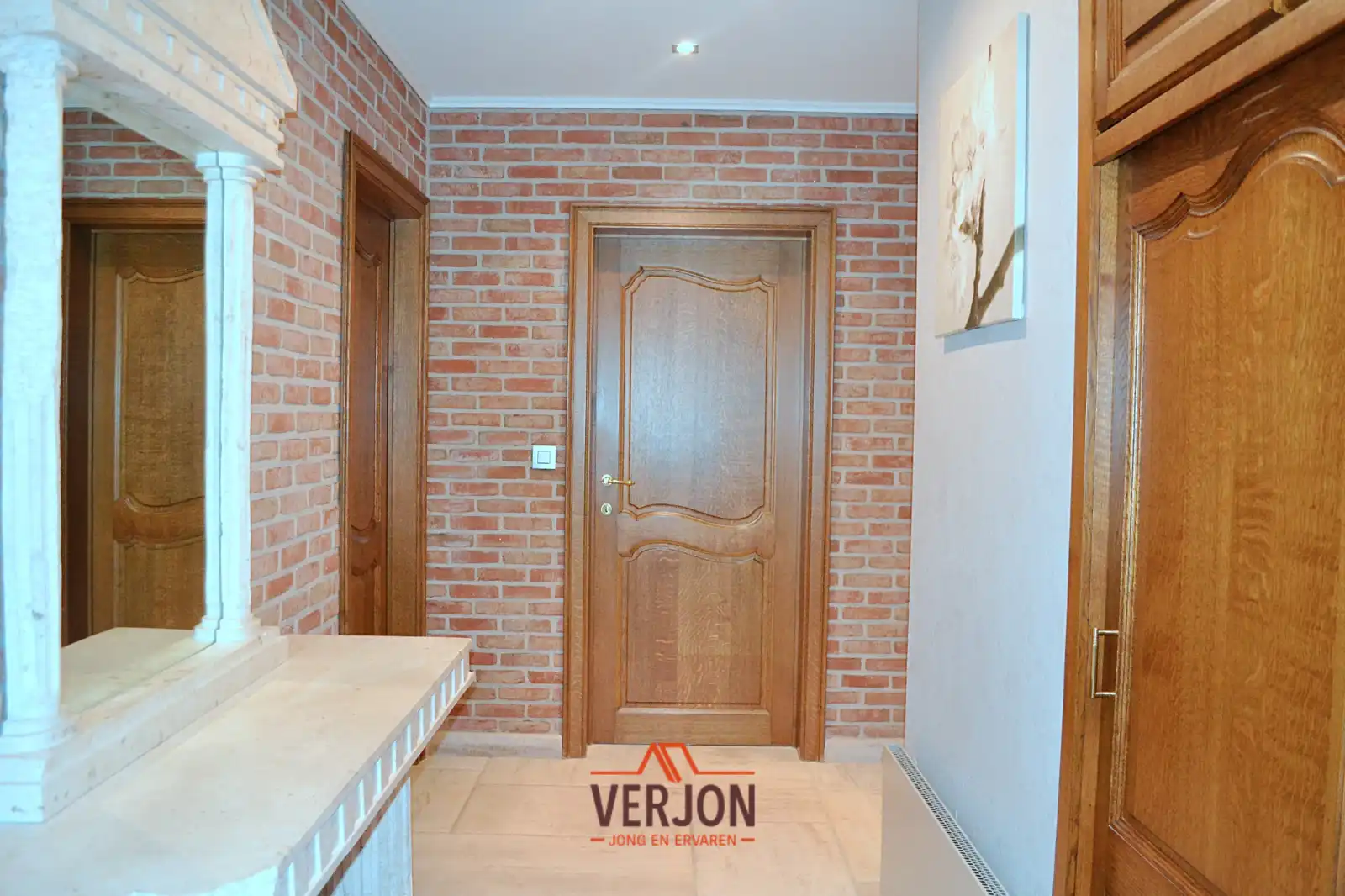 Villa met 4 slaapkamers en dubbele garage in een doodlopende straat te koop in Izegem! foto 3