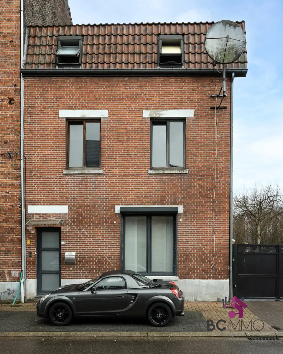 Ruime gezinswoning met projectgrond in Genk foto {{pictureIndex}}