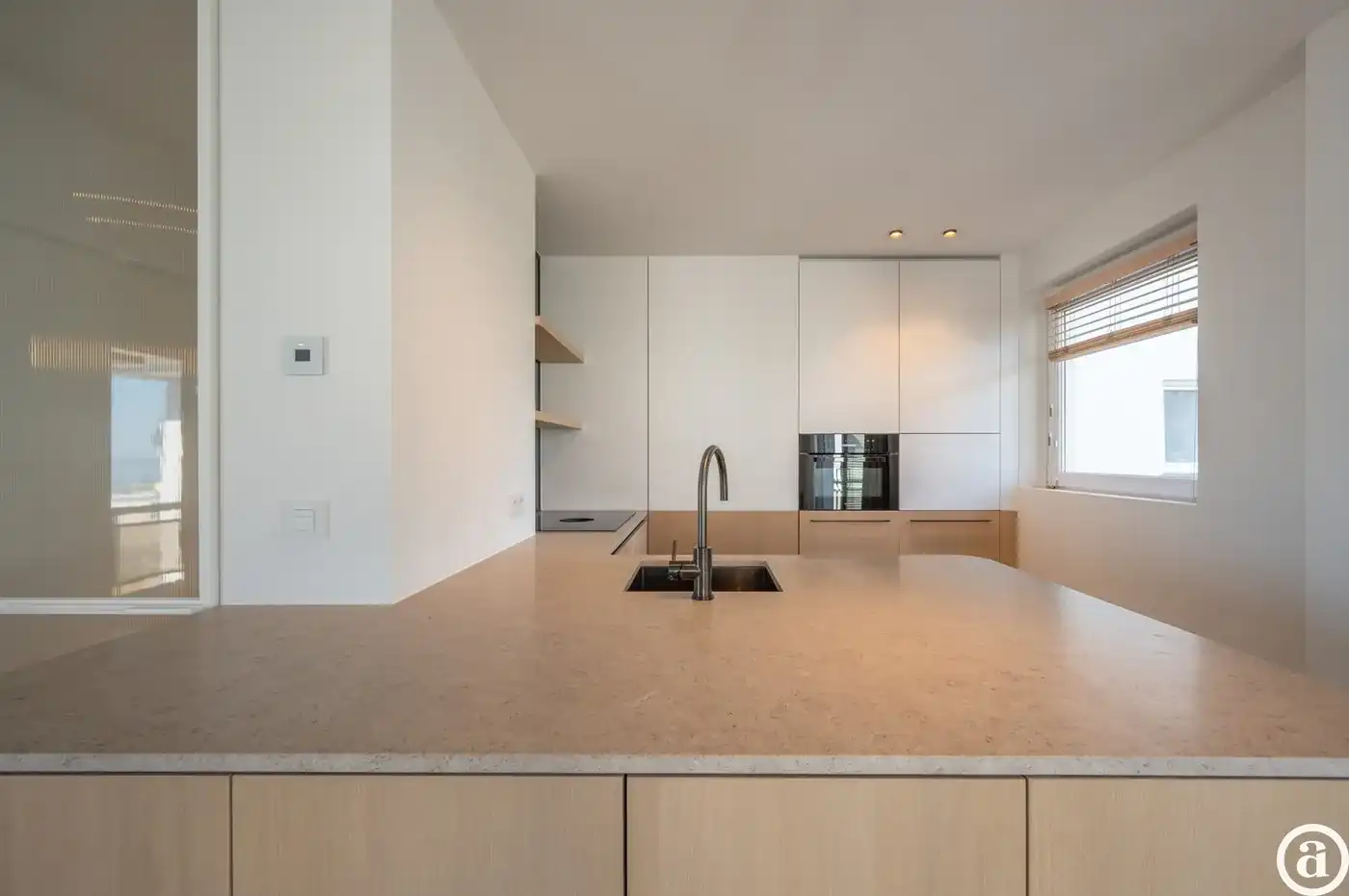 Luxueus gerenoveerd hoekappartement met zeezicht vlakbij de wandeldijk in het Zoute. foto 16