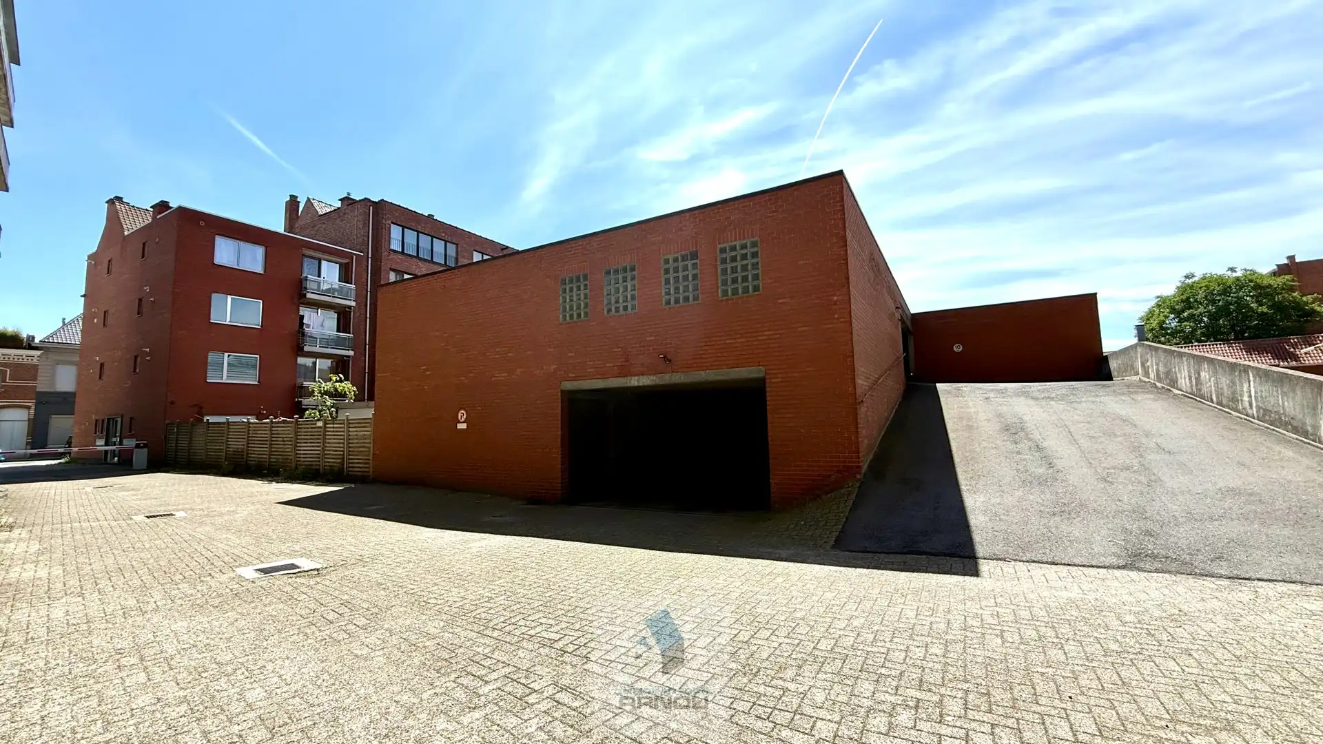 Ruime dubbele garagebox in het centrum Deinze – ca. 30 vkm foto {{pictureIndex}}