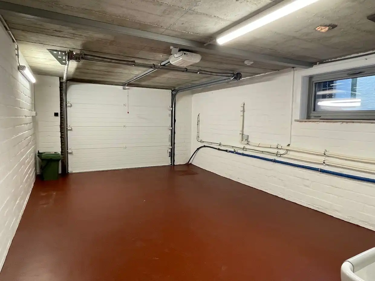 Prachtig afgewerkt en energetisch gerenoveerd gelijkvloers appartement op topligging met grote garagebox foto 14