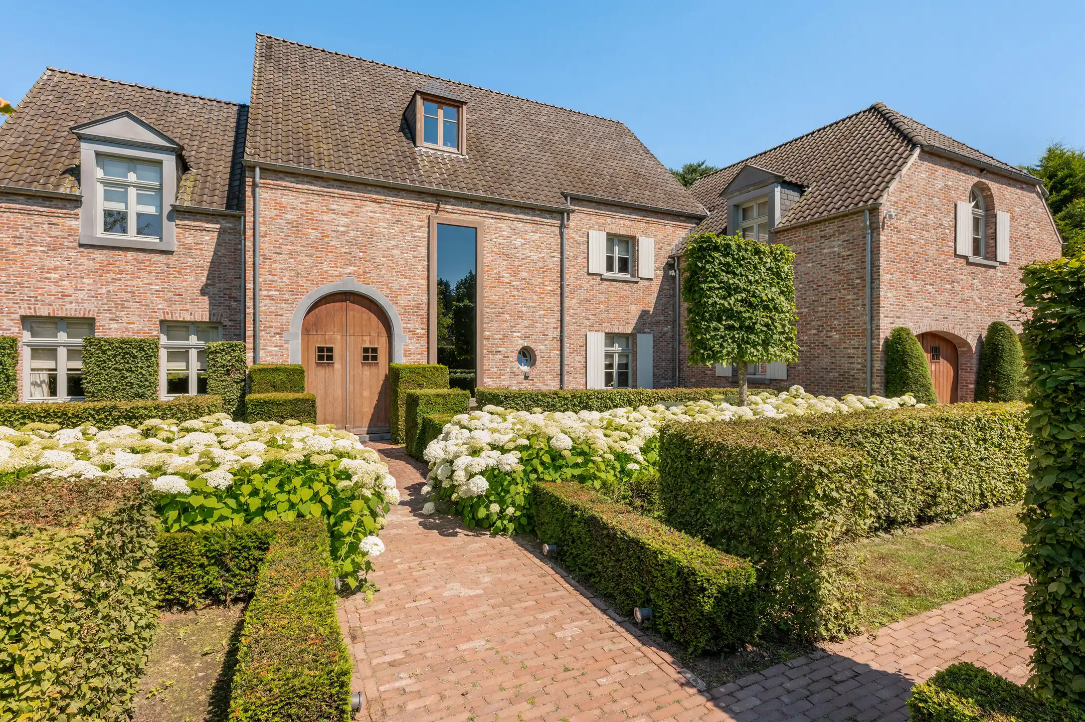 Villa van 600 m² met o.a. 4 slpk. en 3 badk.  foto {{pictureIndex}}