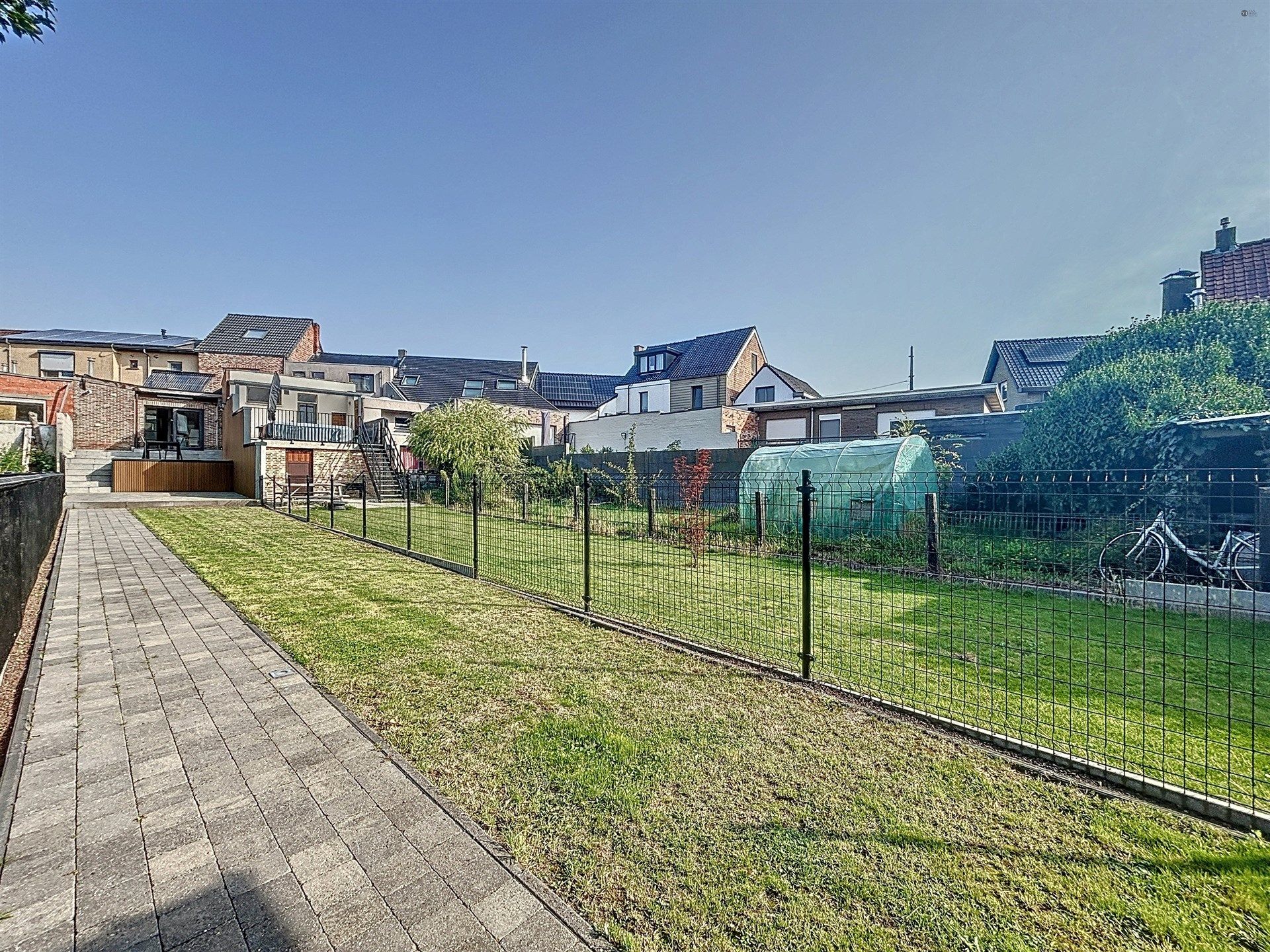 gerenoveerde gezinswoning met 3 slaapkamers en inpandige garage op perceel van 303m² foto 7