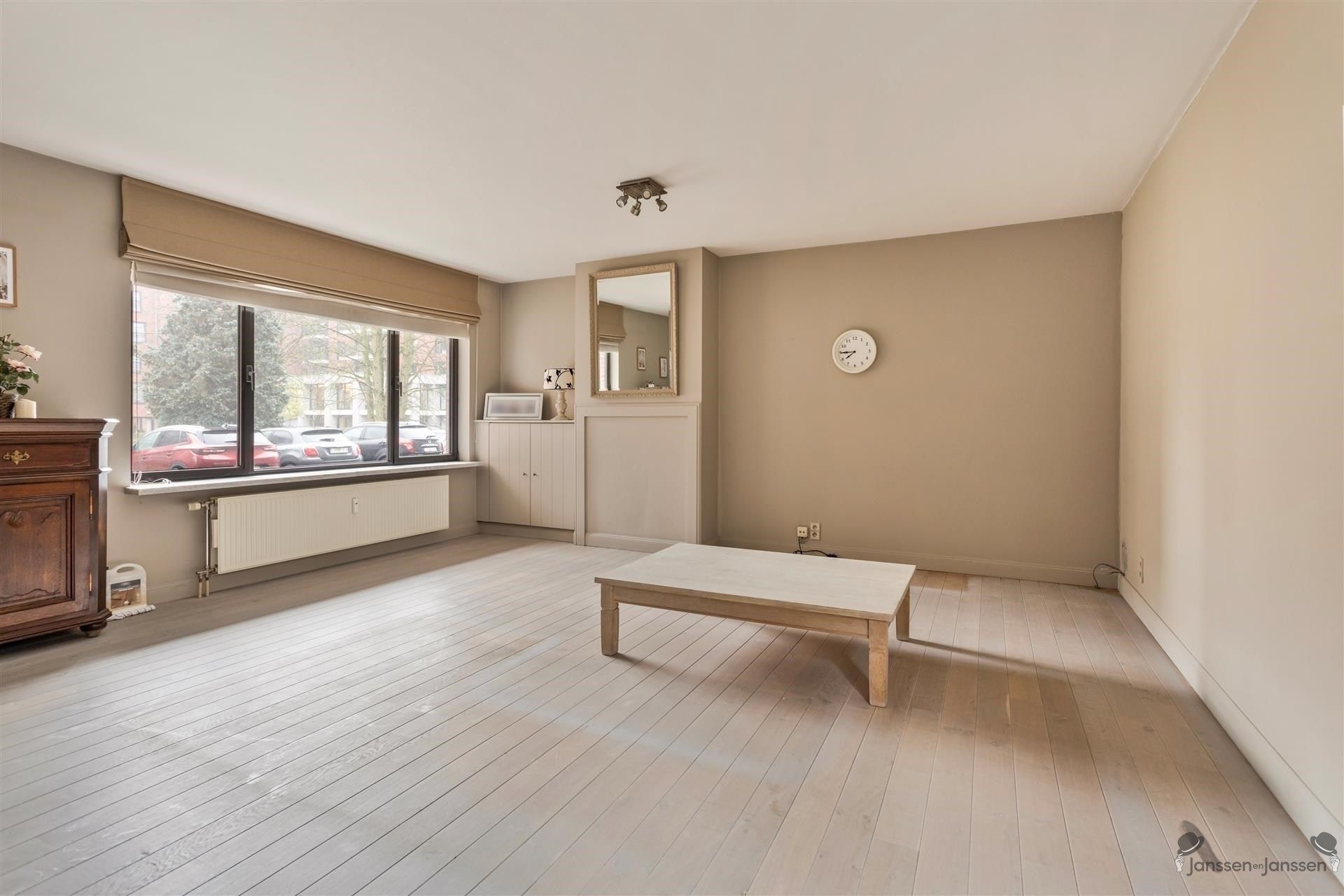 Uitzonderlijk ruim gelijkvloers appartement met 3slaapkamers foto 2