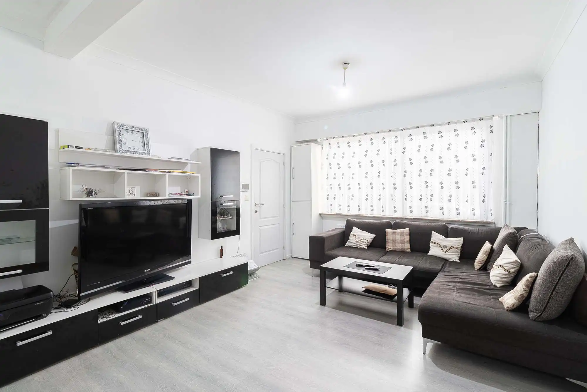 Hoofdfoto van de publicatie: Ruime rijwoning met vijf slaapkamers en tuin