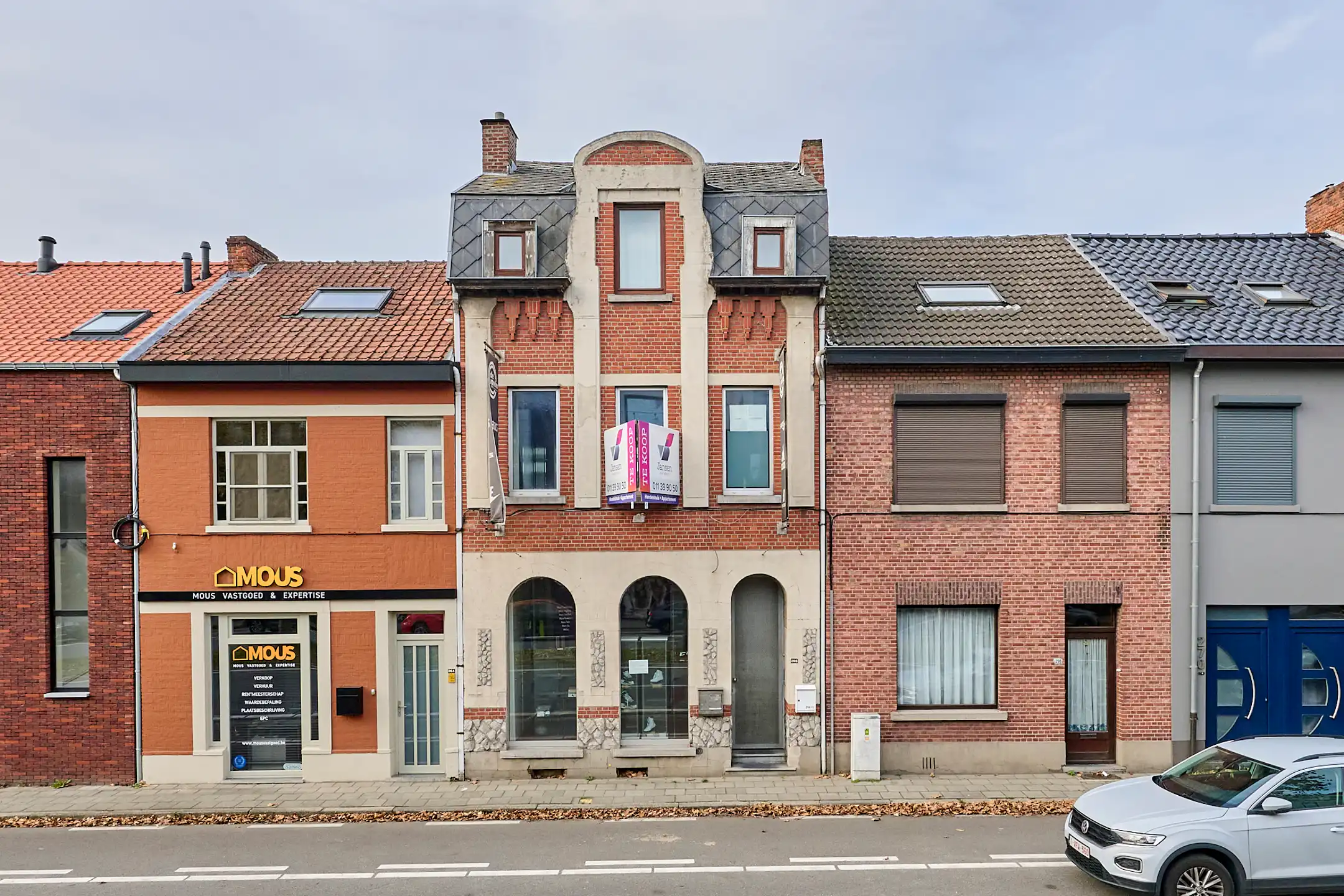 Ruim handelspand met bovenliggend appartement foto {{pictureIndex}}