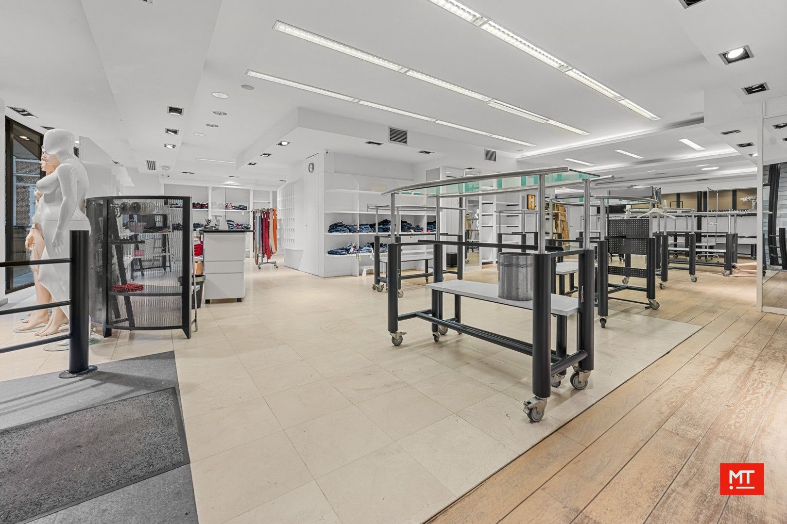 Bijzonder ruim gebouw met tal van mogelijkheden en uitweg, te koop in de dorpskern van Dadizele foto 20