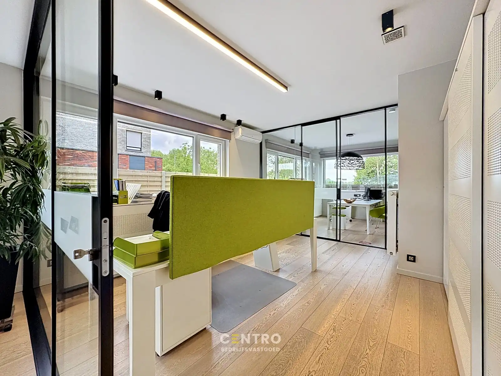 Strategisch gelegen BEDRIJFSPAND met magazijn, kantoren, verhuurd appartement & perceel bouwgrond (villa-bouw) nabij autosnelwegen te 8000 Brugge foto 5