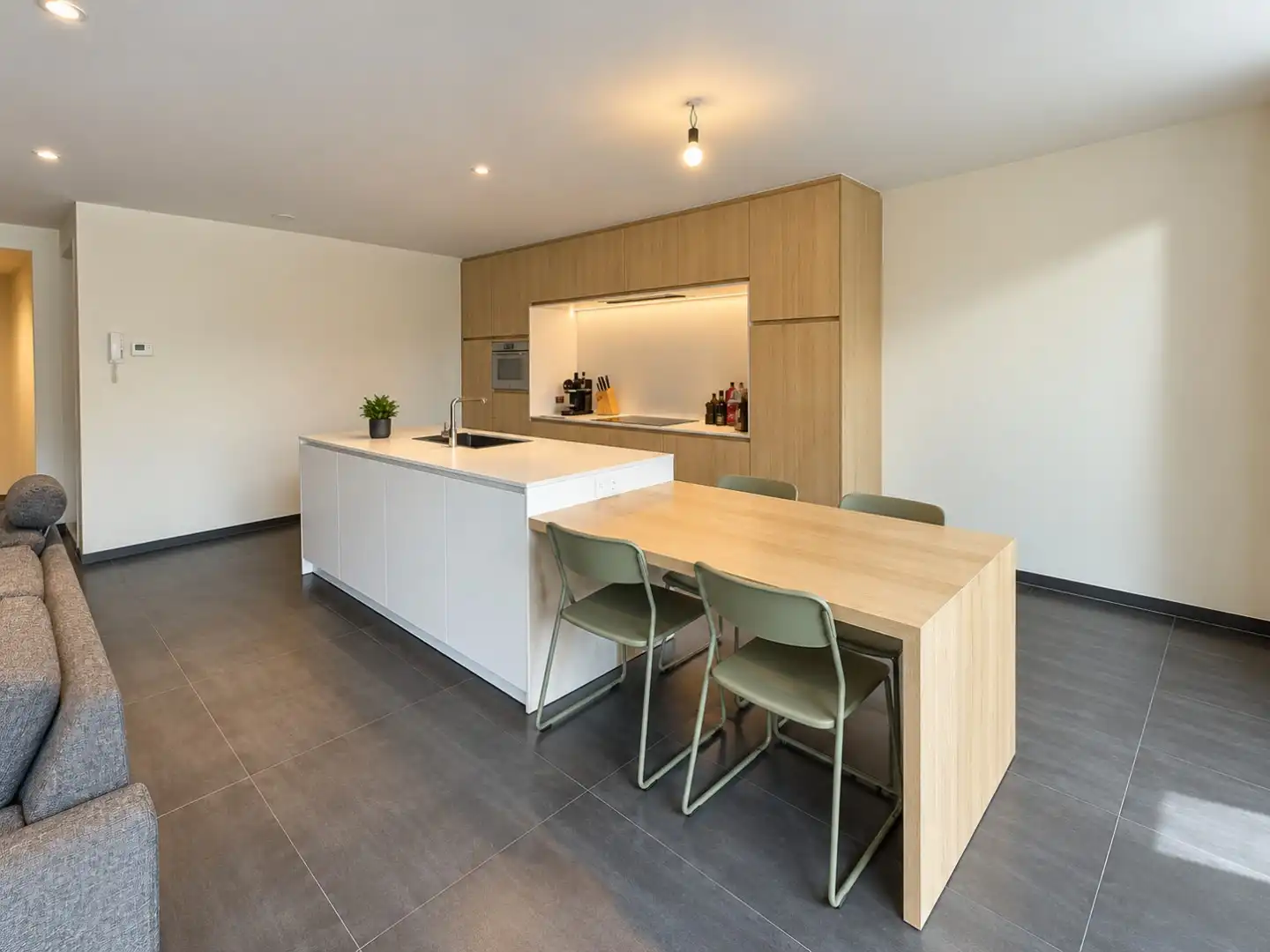 Comfortabel appartement met 3 slaapkamers, terras, tuin en carport. foto 6