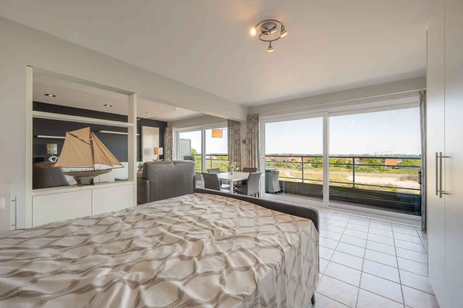 Ruime studio met het comfort van een 1-slaapkamerappartement op toplocatie aan zee! foto 6