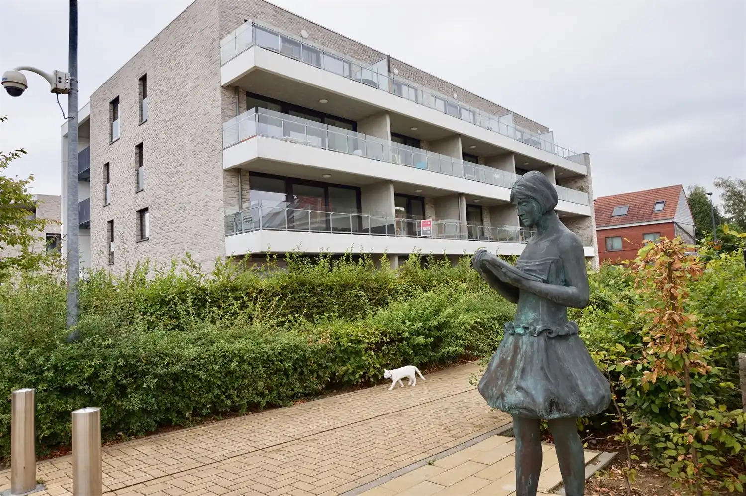 Recent appartement met 1 slaapkamer, terras en autostaanplaats. foto {{pictureIndex}}