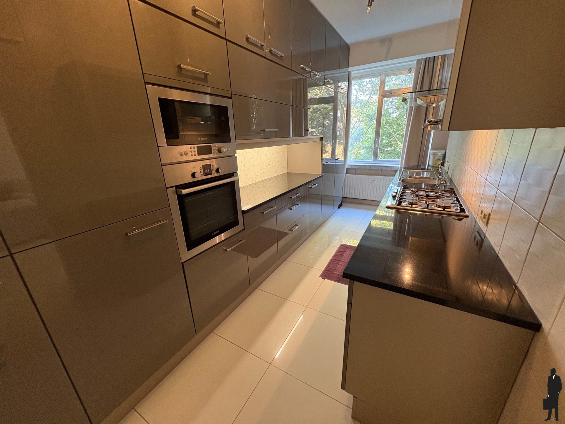 Gemeubeld instapklaar 3-slaapkamer appartement te huur foto 4