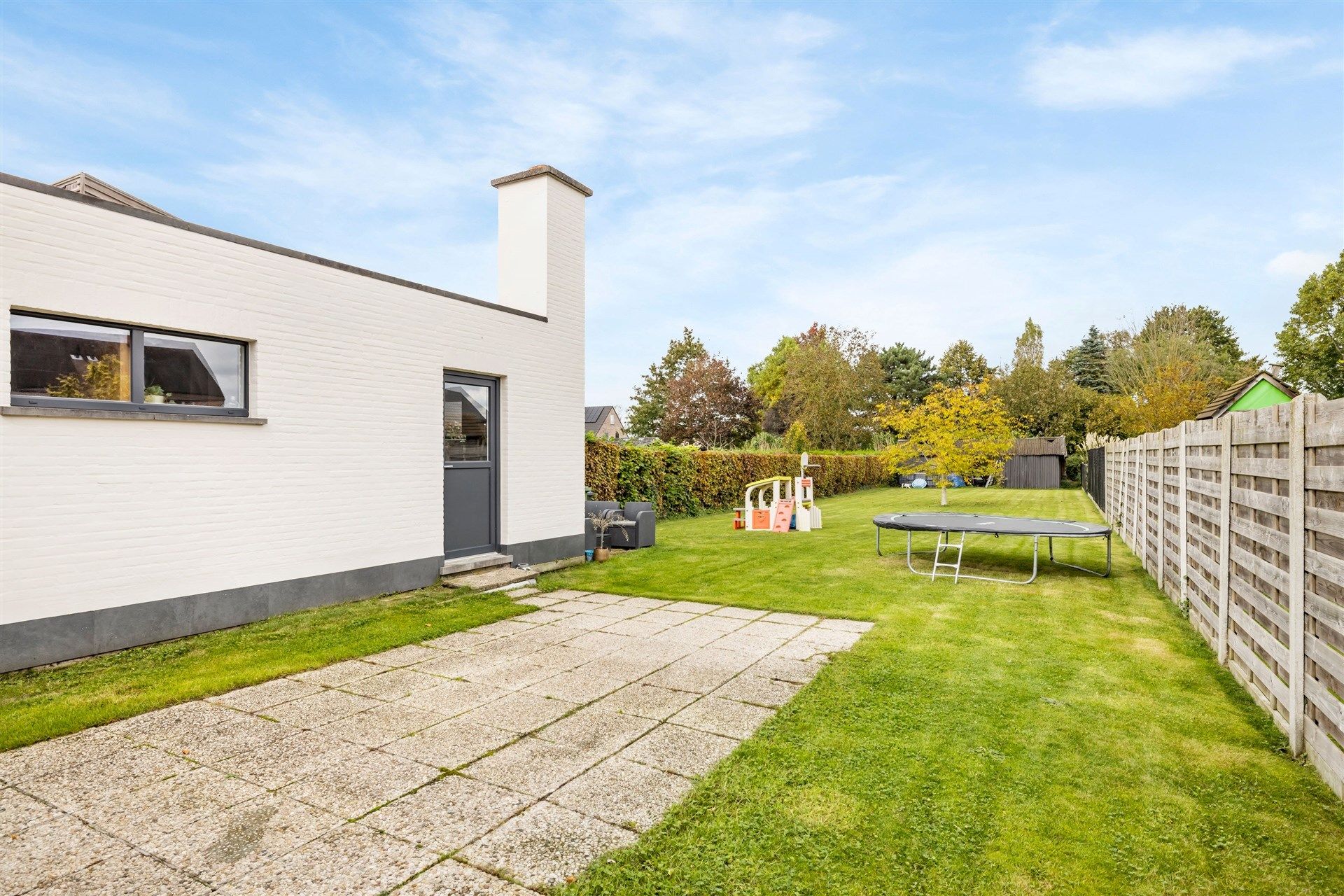 Hedendaagse gezinswoning met 2 ruime slaapkamers + gastenverblijf op een mooi perceel van 866m² foto 2