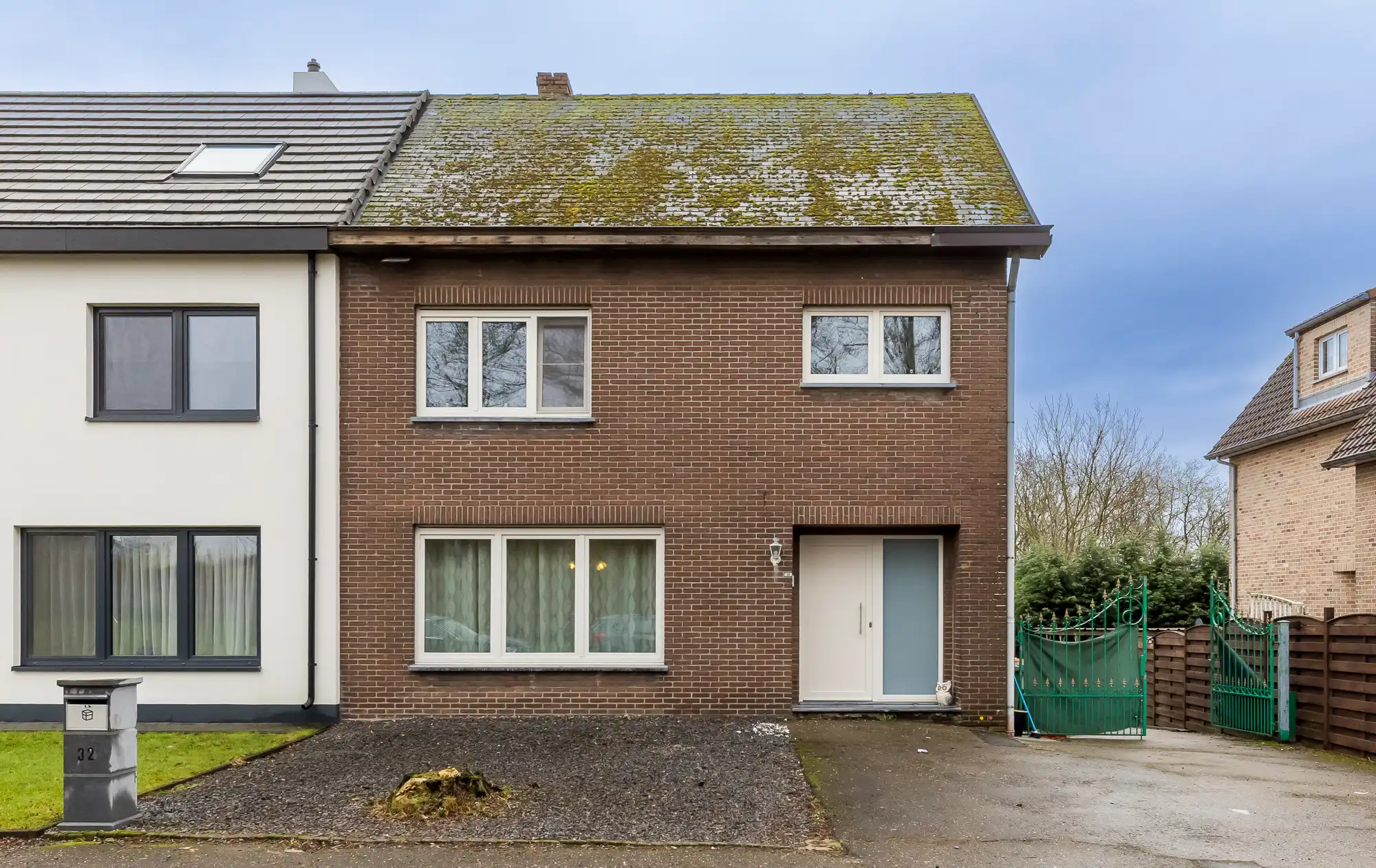 TE KOOP: Goed gelegen (halfopen) woning met bijgebouw van 90m2 te Lanklaar foto {{pictureIndex}}