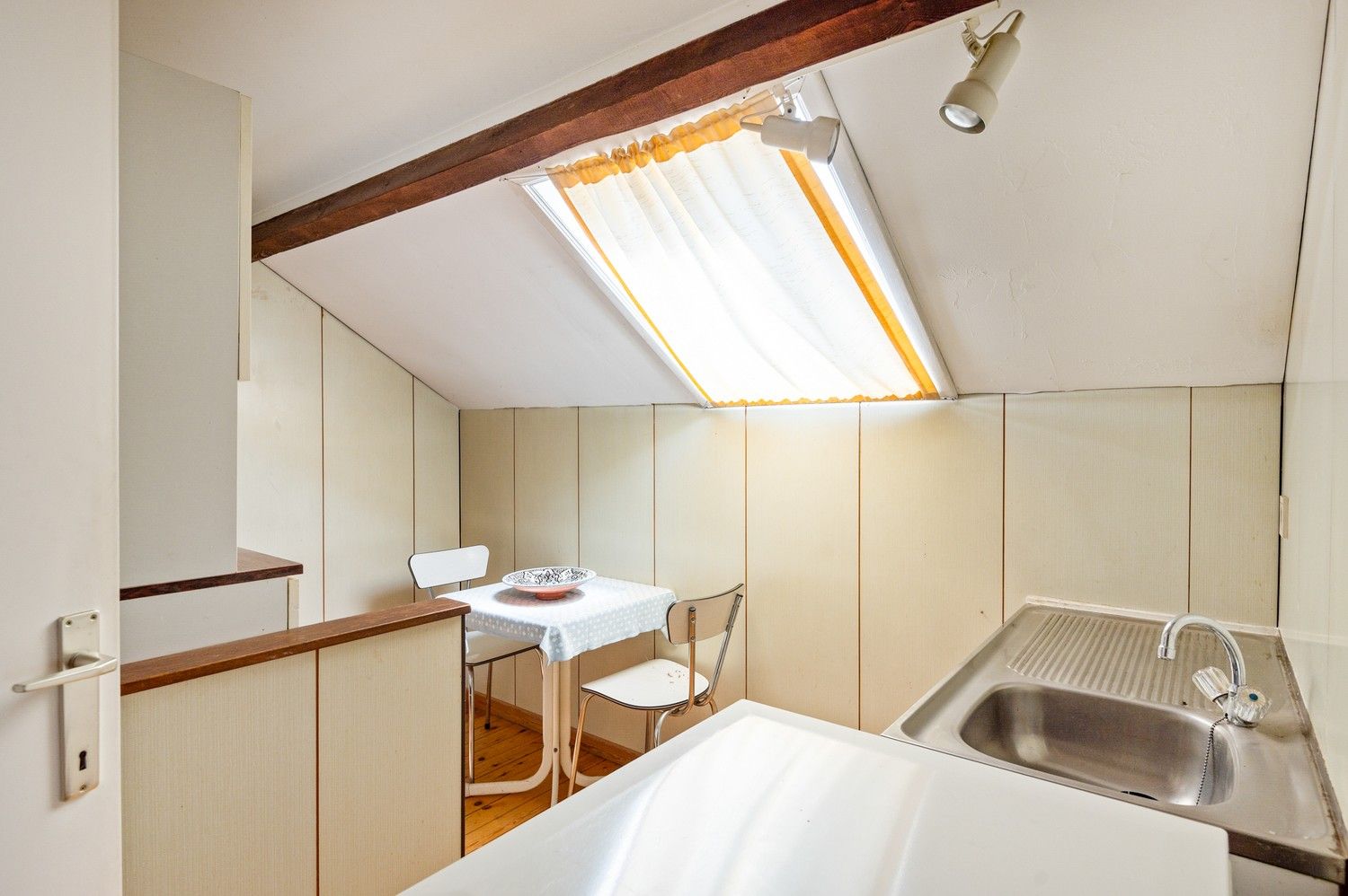 Deze woning is gelegen in een rustige omgeving en beschikt over bijzonder veel potentieel te Lier foto 15