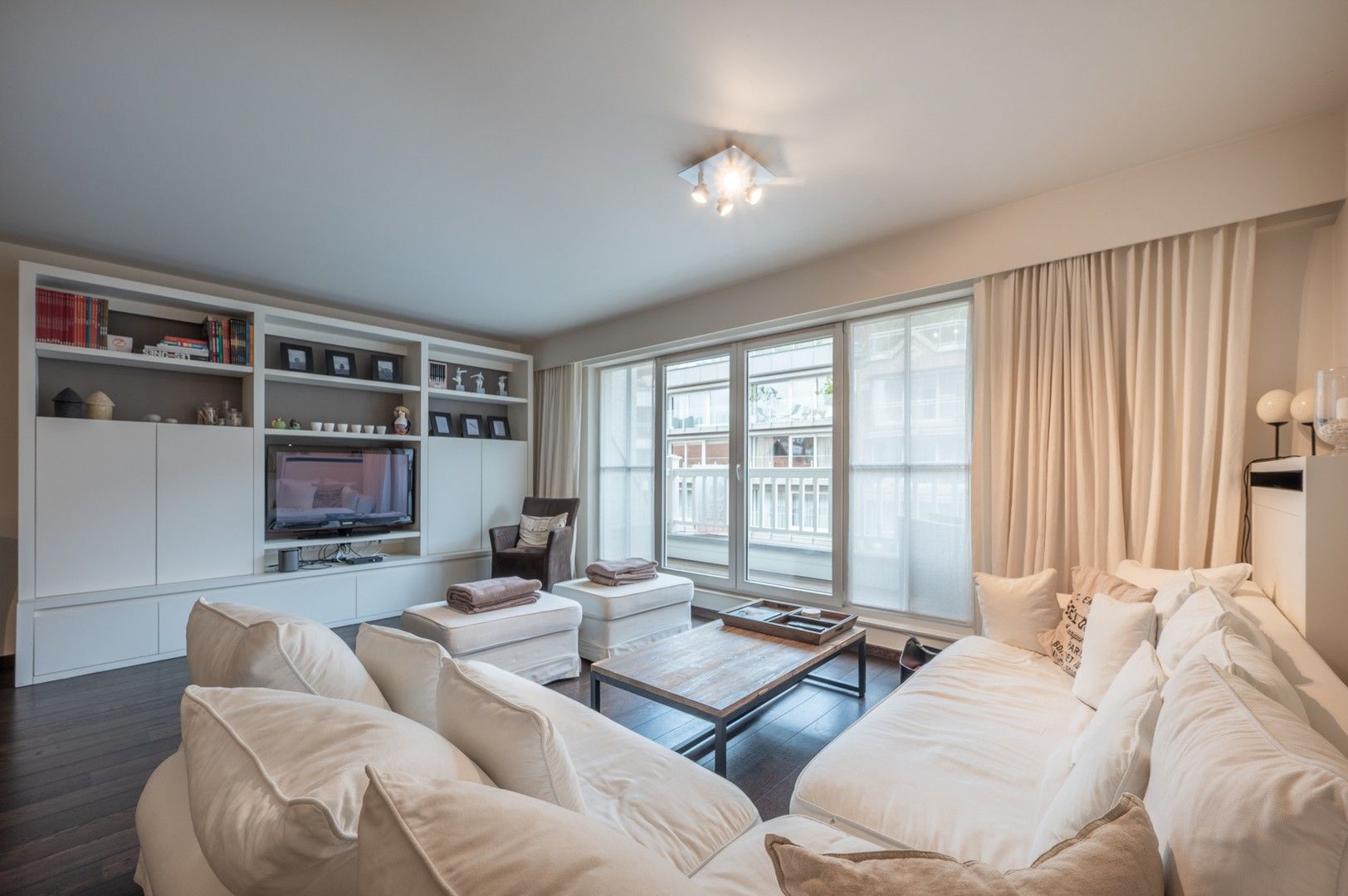 Modern en instapklaar appartement met drie slaapkamers, centraal gelegen in het bruisende centrum van Knokke. foto 6
